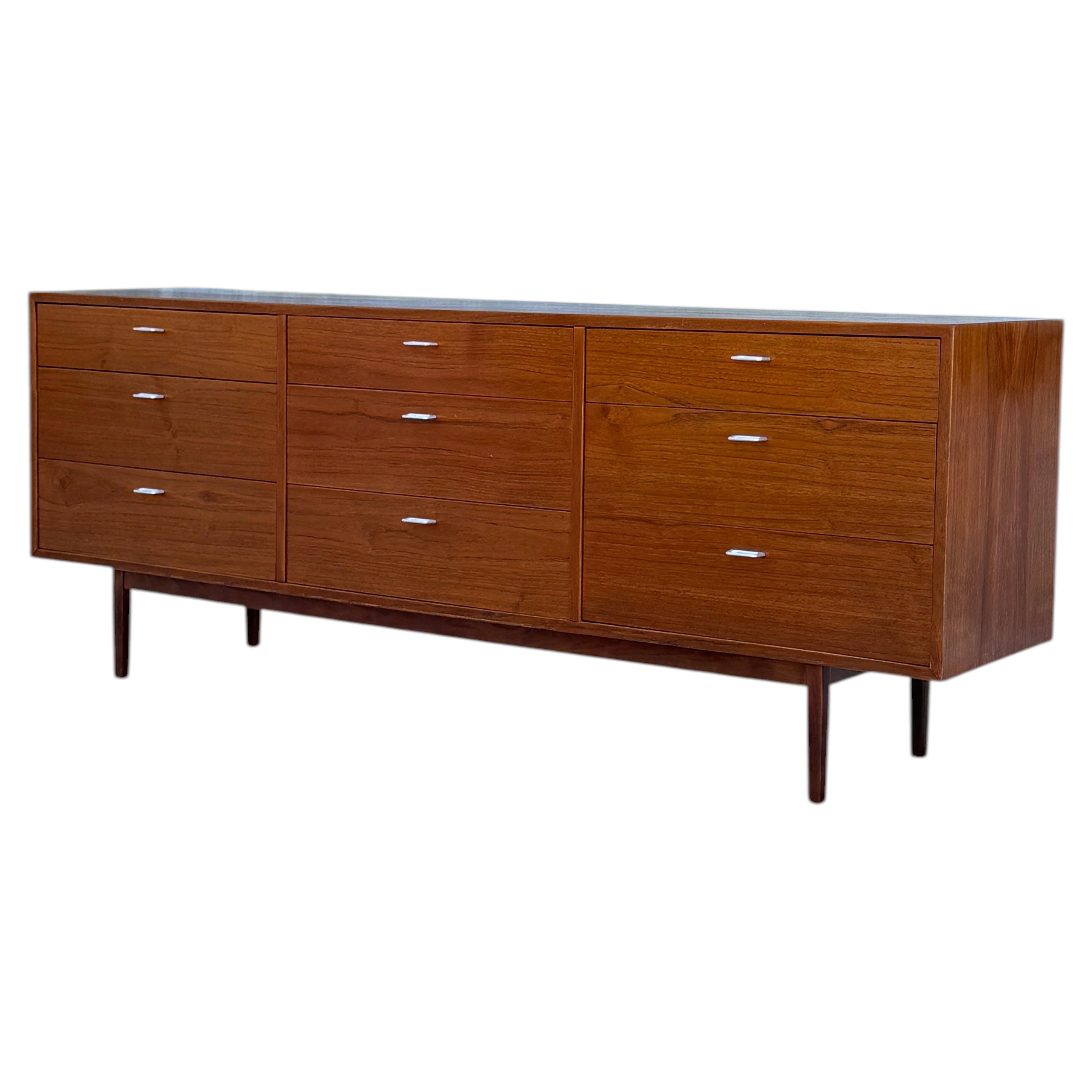 Comò a nove cassetti in teak del metà del secolo scorso