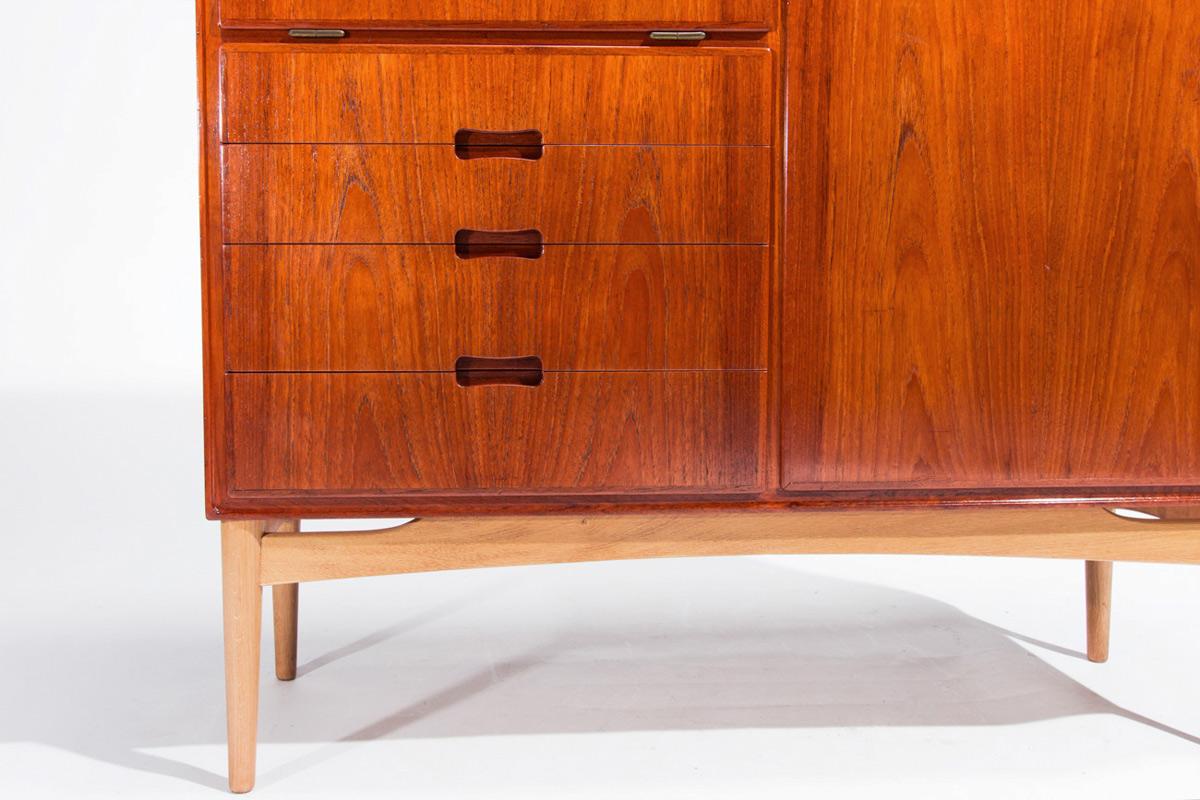 Credenza di metà secolo in teak e quercia, design danese anni '50 In condizioni buone in vendita a London, GB