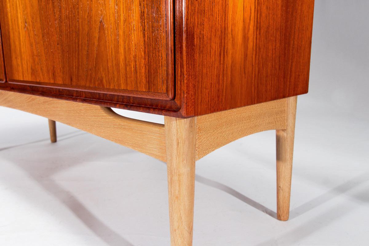 Metà XX secolo Credenza di metà secolo in teak e quercia, design danese anni '50 in vendita