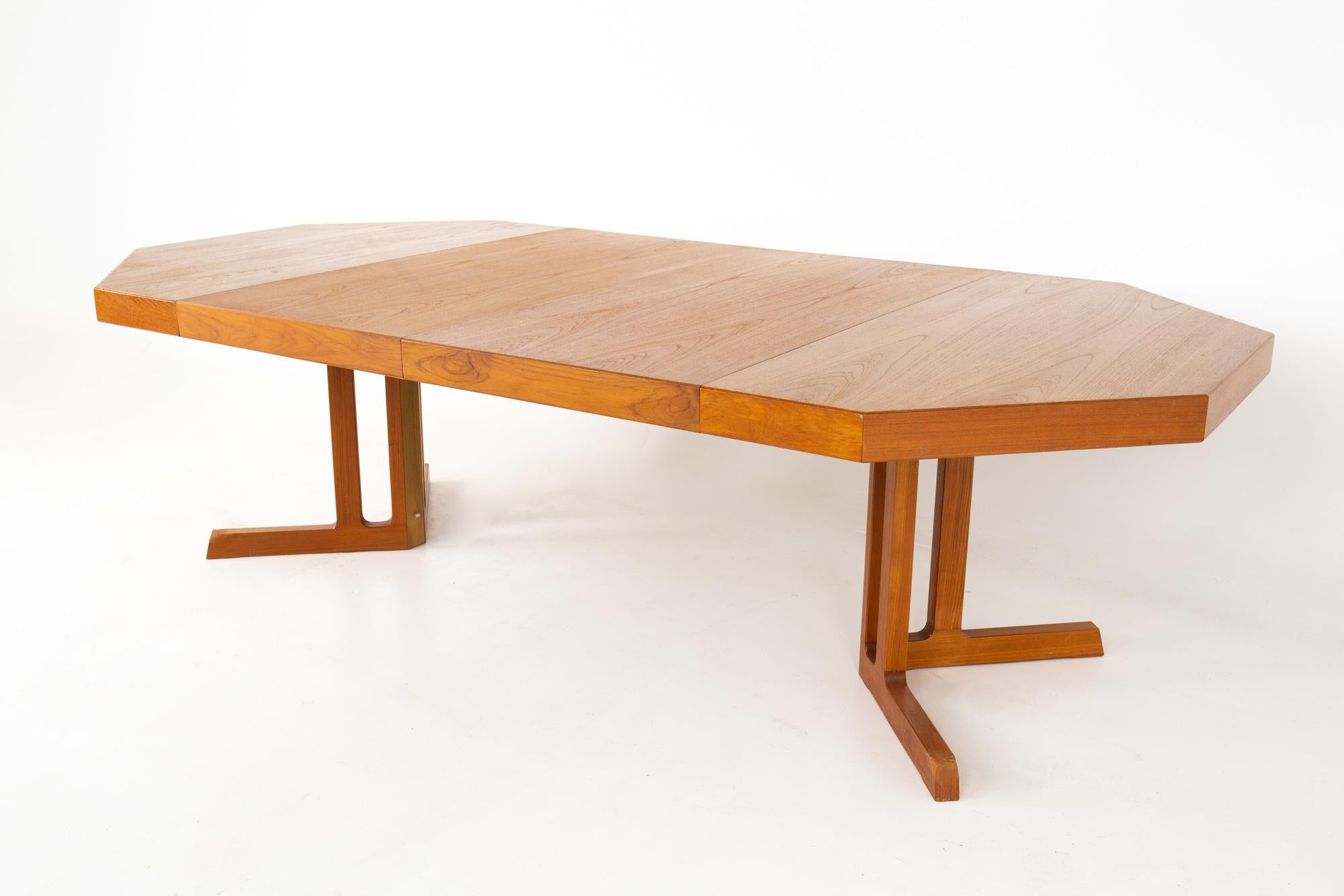 Mid Century Teak Octagonal Dining Table In Good Condition In Countryside, IL