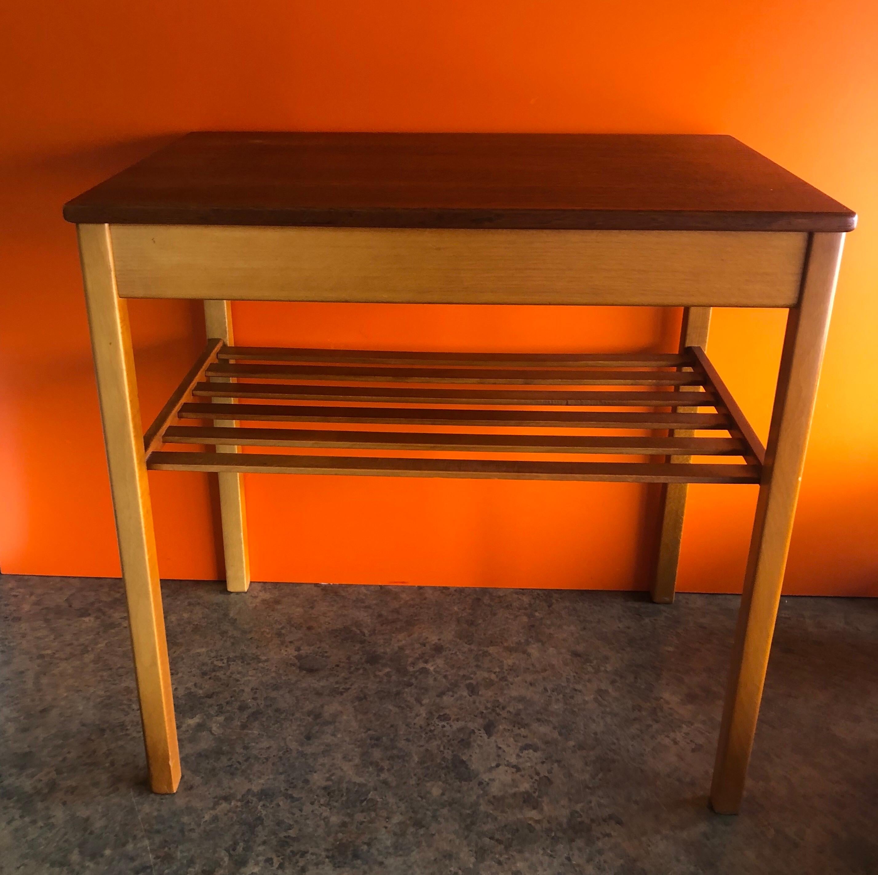 Mid-Century-Beistelltisch „Joker“ aus Teakholz mit einer Schublade von Tingstroms im Angebot 1