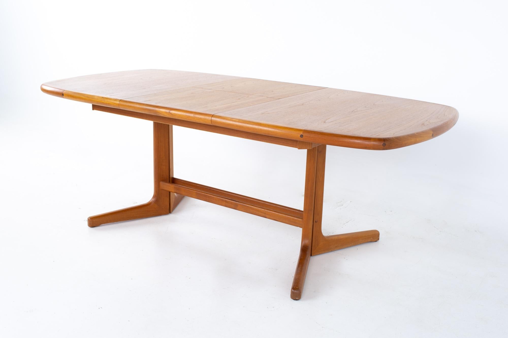 Mid Century Teak Oval Expanding Dining Table In Good Condition In Countryside, IL