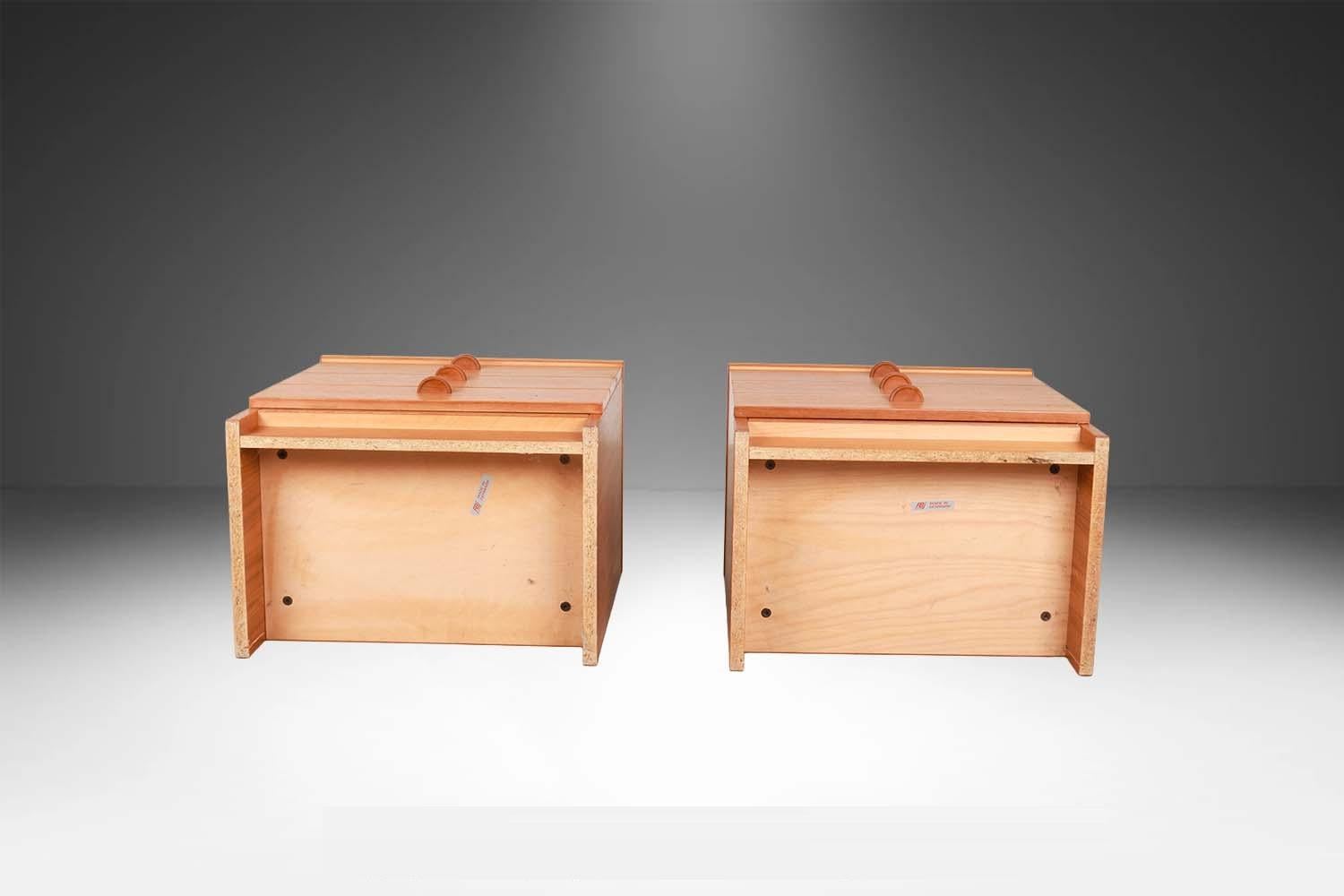 Paire de tables de nuit en teck du milieu du siècle en vente 4