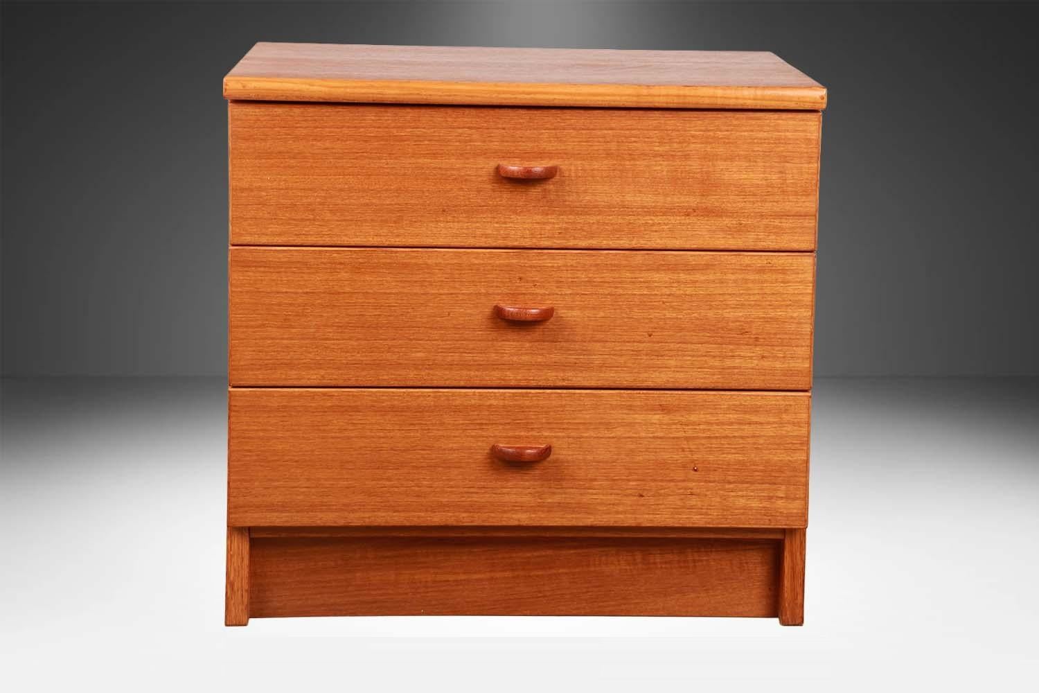 Paire de tables de nuit en teck du milieu du siècle en vente 6