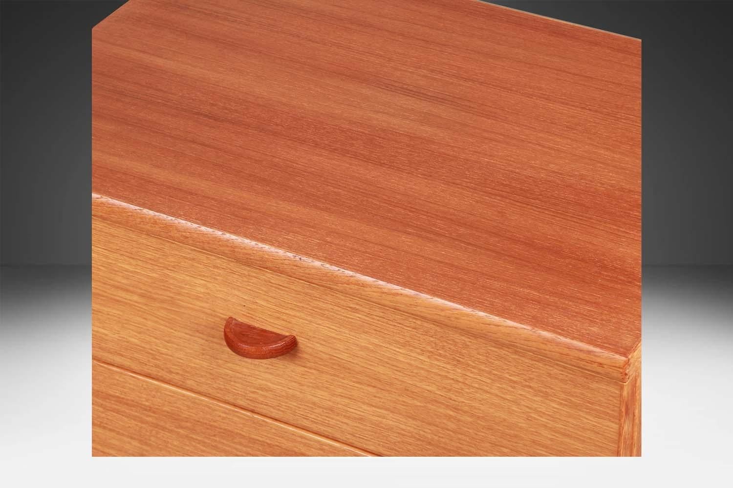 Paire de tables de nuit en teck du milieu du siècle en vente 7