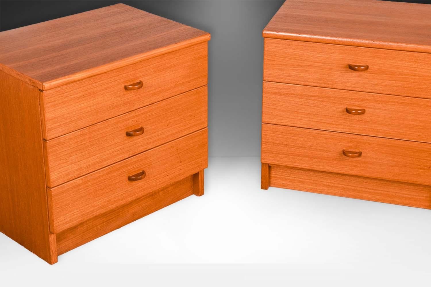 Ces tables et tables de nuit danoises en teck de style moderniste scandinave ont été fabriquées au Danemark par FBJ Mobler vers les années 1970. Leur design élégant et leurs lignes droites et nettes en font des pièces minimales et fonctionnelles, au