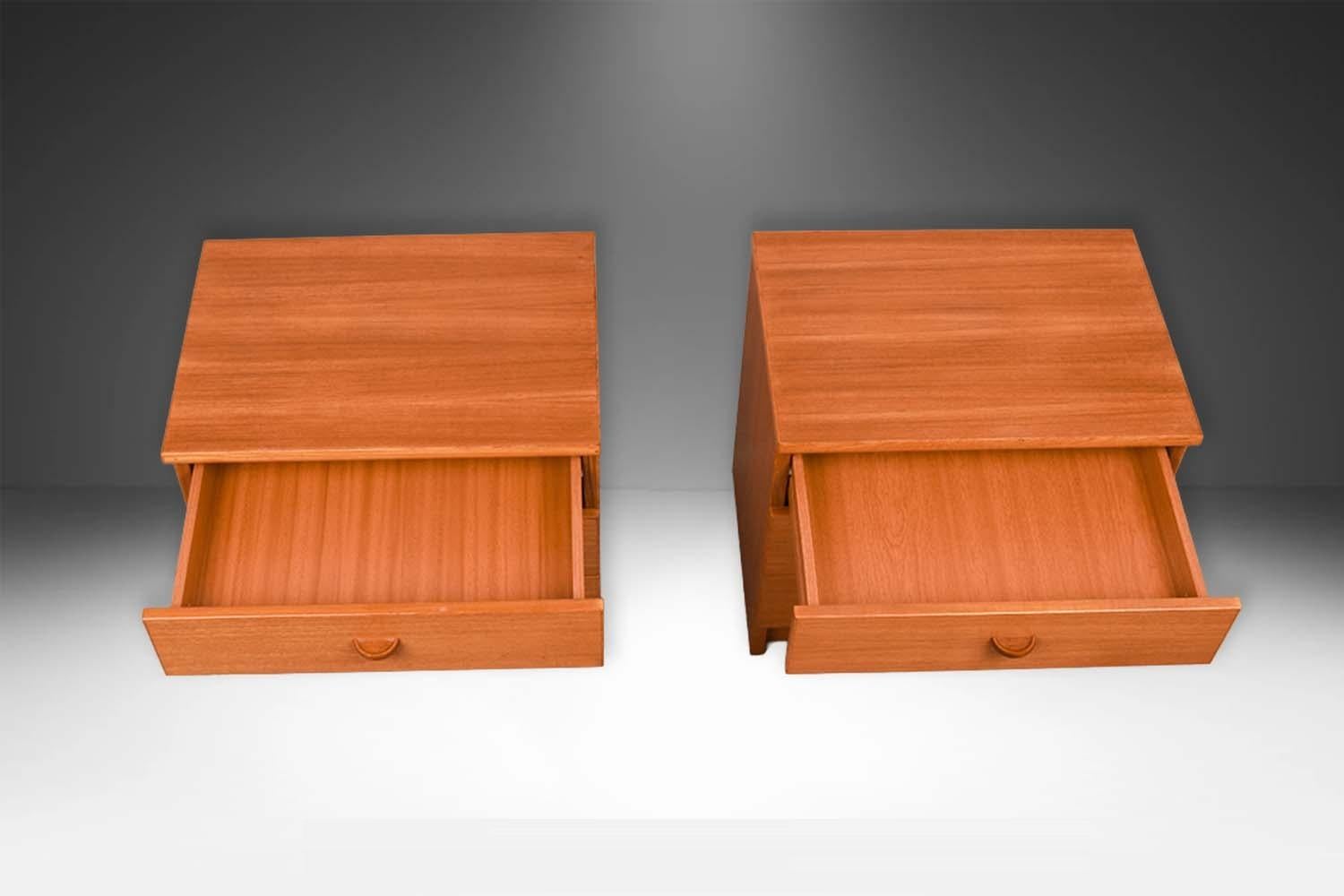 Scandinave moderne Paire de tables de nuit en teck du milieu du siècle en vente