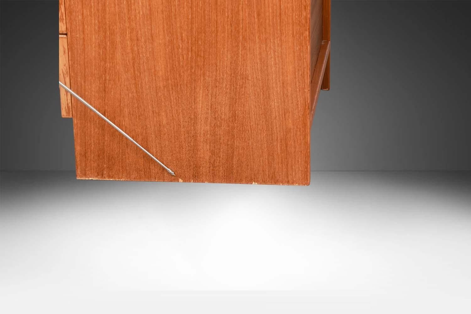 Paire de tables de nuit en teck du milieu du siècle État moyen - En vente à Baltimore, MD