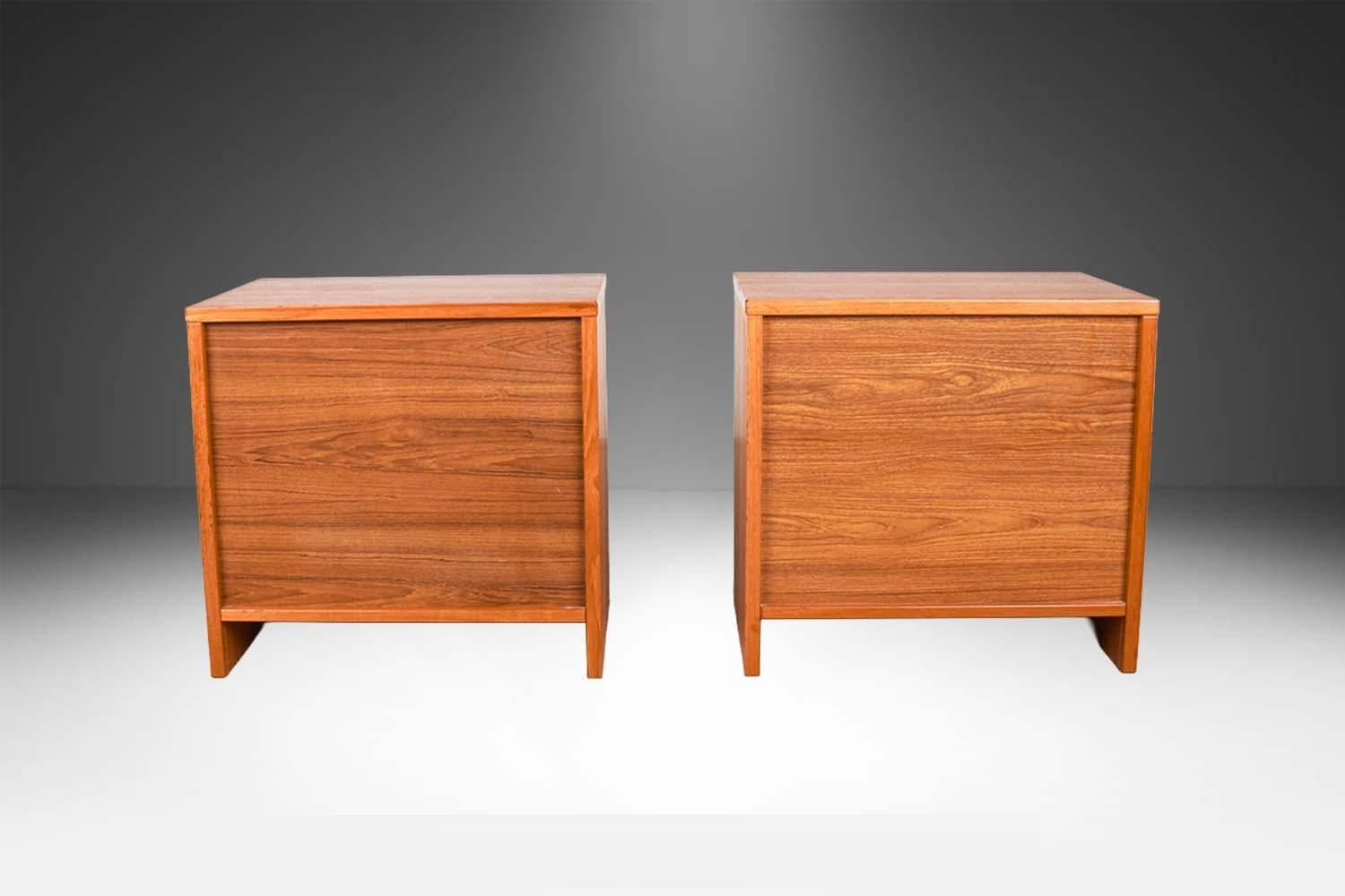 Fin du 20e siècle Paire de tables de nuit en teck du milieu du siècle en vente
