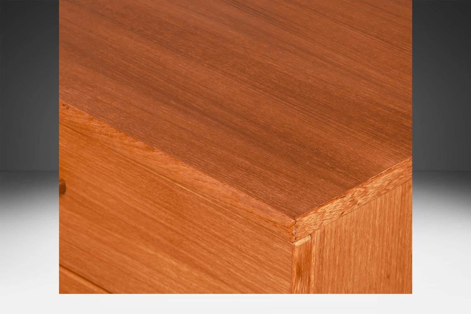 Paire de tables de nuit en teck du milieu du siècle en vente 1