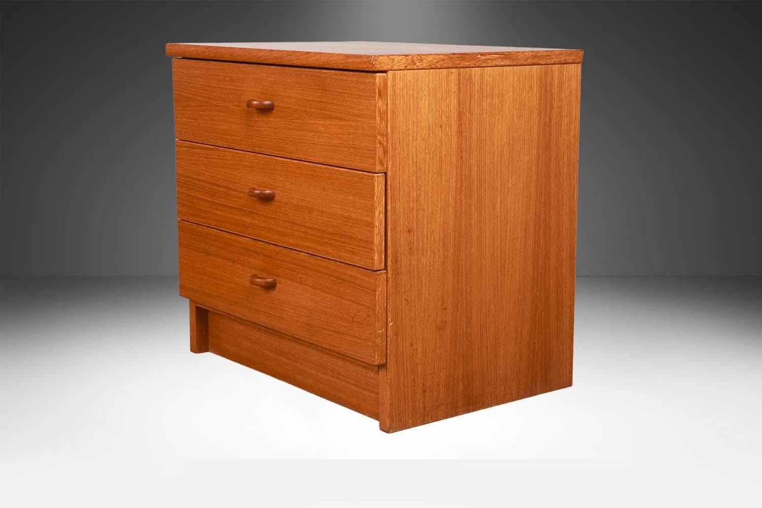 Paire de tables de nuit en teck du milieu du siècle en vente 2