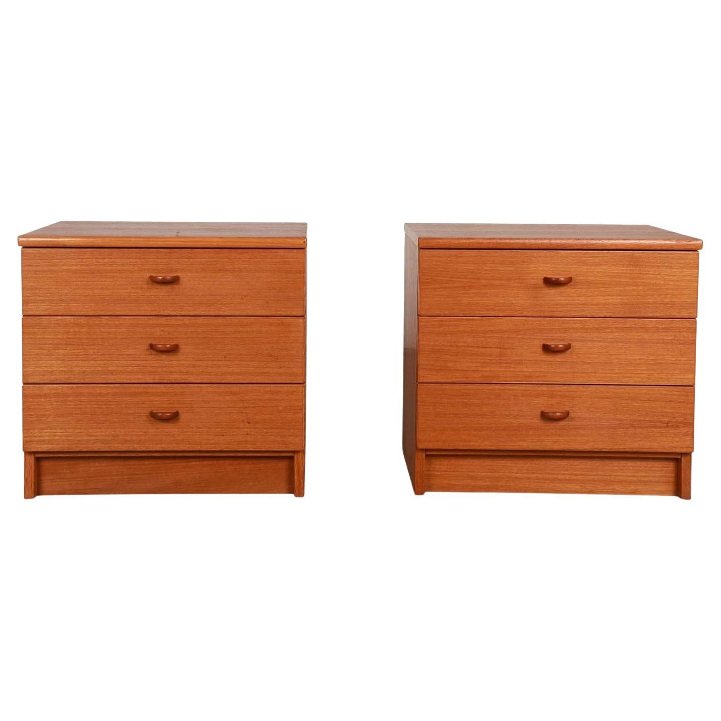 Paire de tables de nuit en teck du milieu du siècle en vente