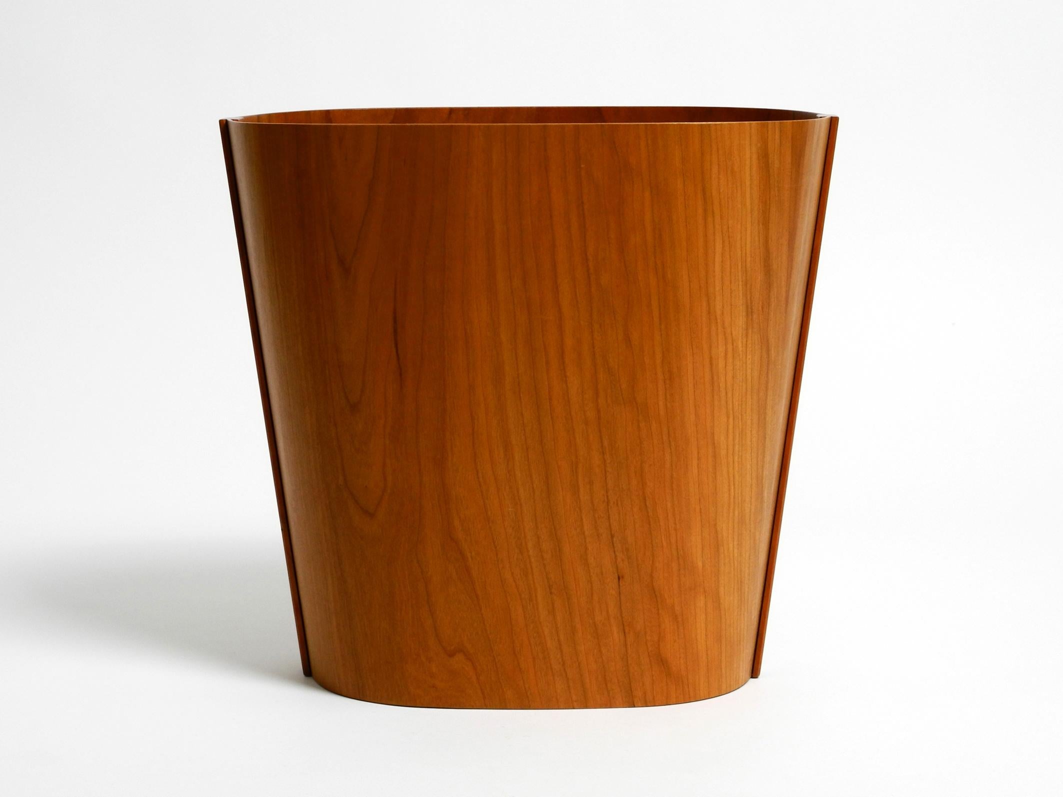 Rare beautiful Mid Century paper bin or basket made of bent teak wood.
Designed by Jan Nielsen for Beni Mobler. Made in Denmark.
With original stamp on the bottom.
Great minimalist 1960s design.
Made entirely of teak with a very beautiful