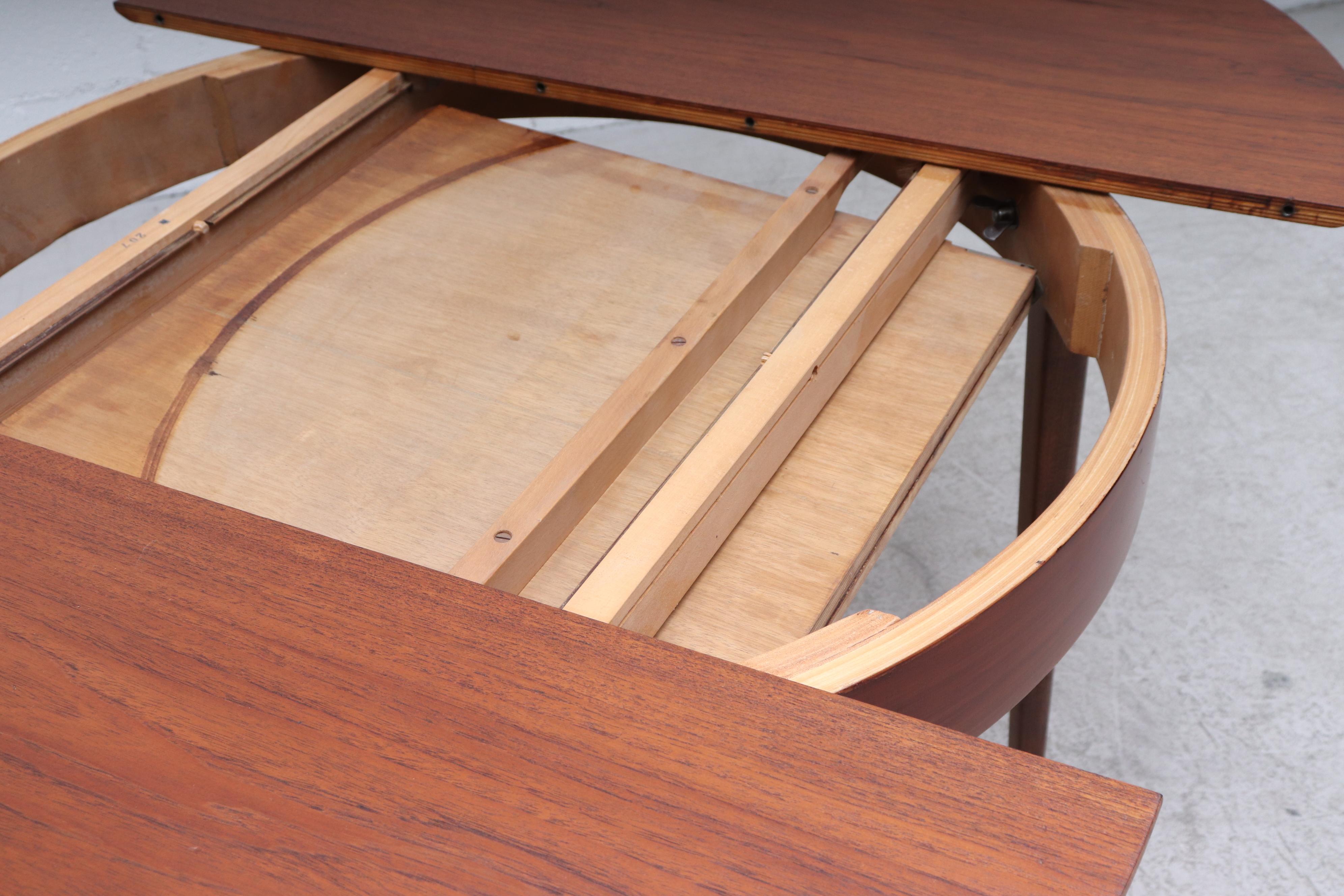 Midcentury Teak Pastoe Dining Table with Hidden Leaf In Good Condition In Los Angeles, CA