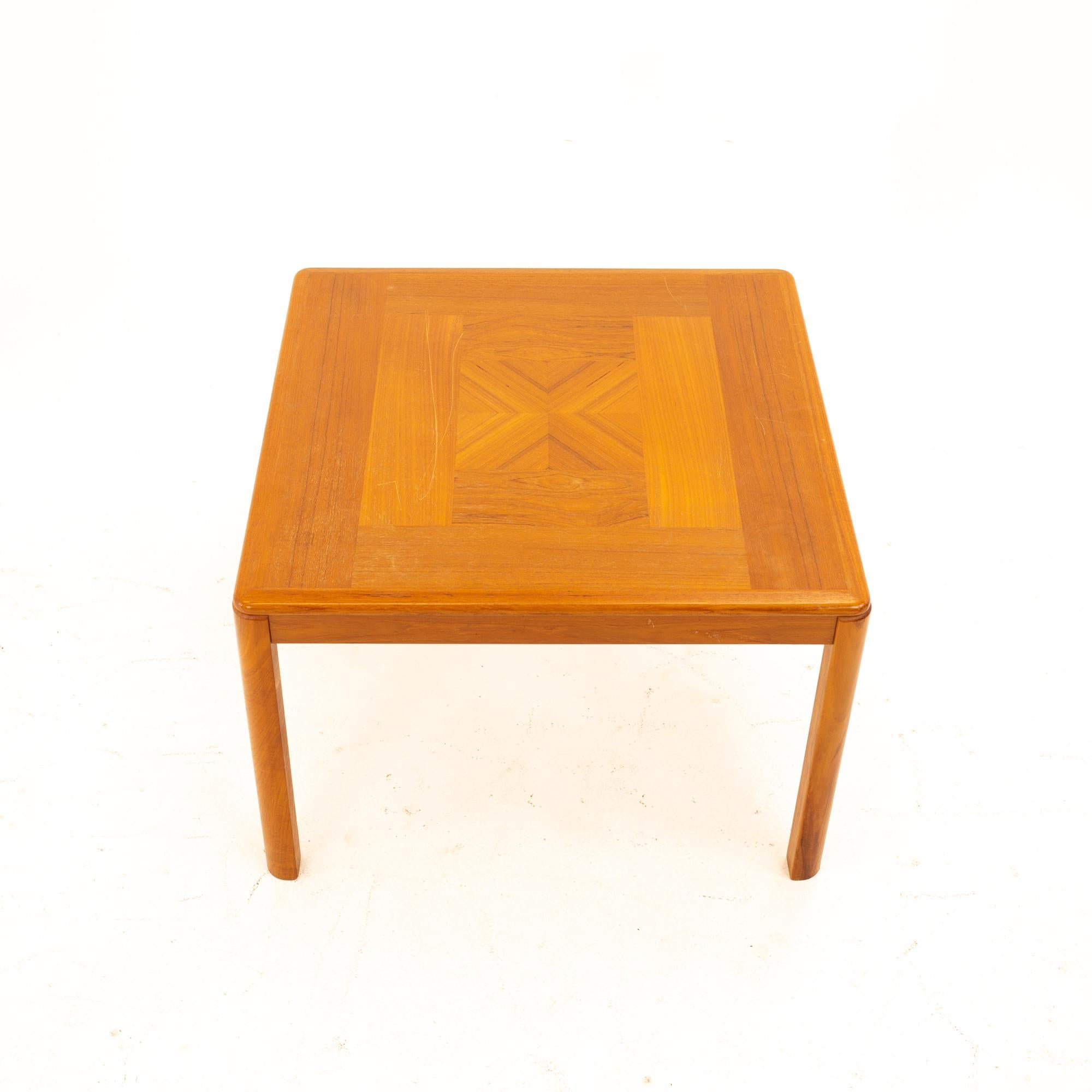 Danois Table d'extrémité d'appoint en teck patchwork du milieu du siècle en vente