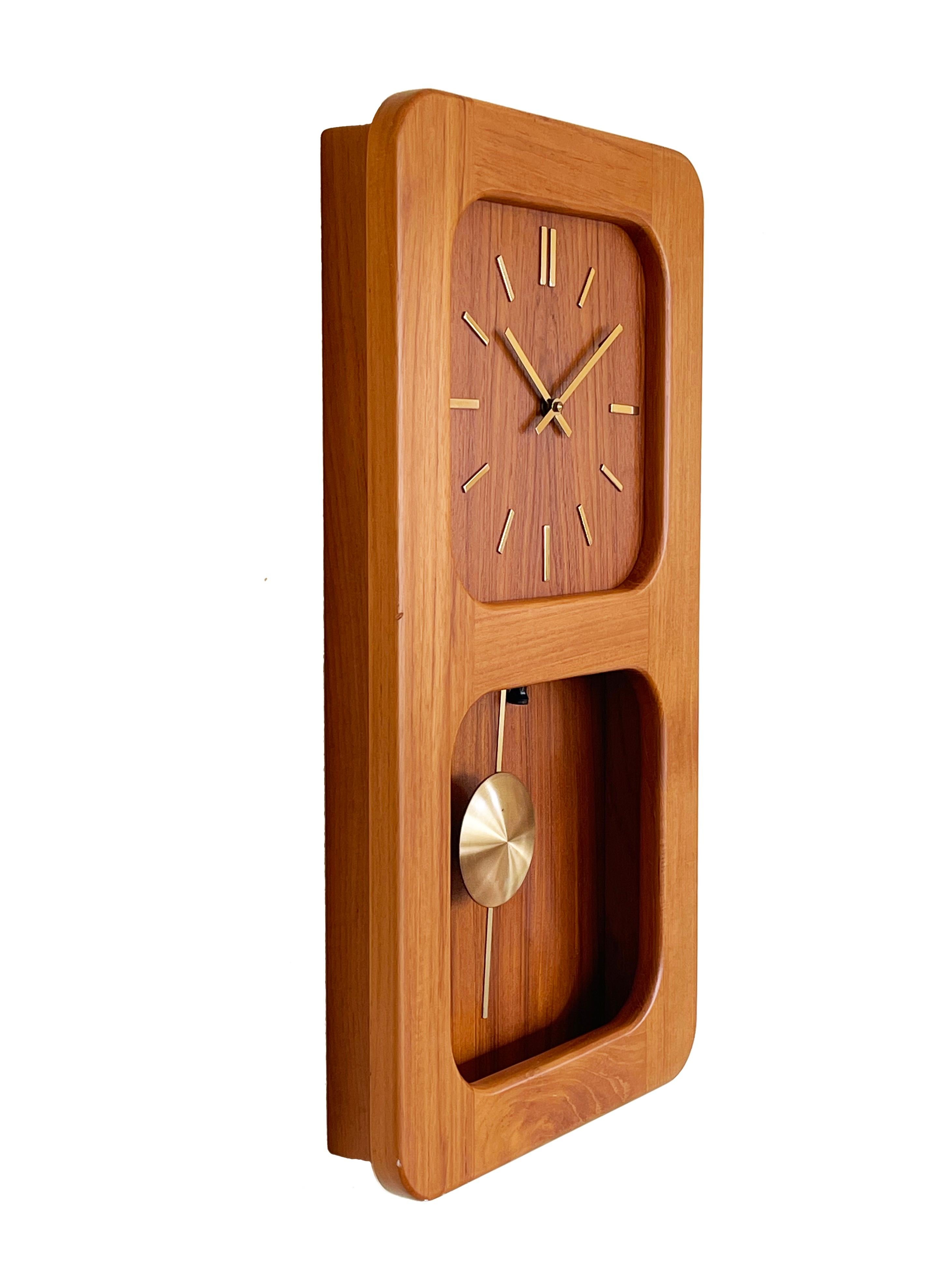 Horloge fantastique du milieu du siècle en teck, avec un pendule en laiton par Westminster Clocks.
Magnifique boîtier nouvellement huilé dans un design minimaliste typiquement danois.
Les horloges de Westminster à Copenhague ont choisi ici le