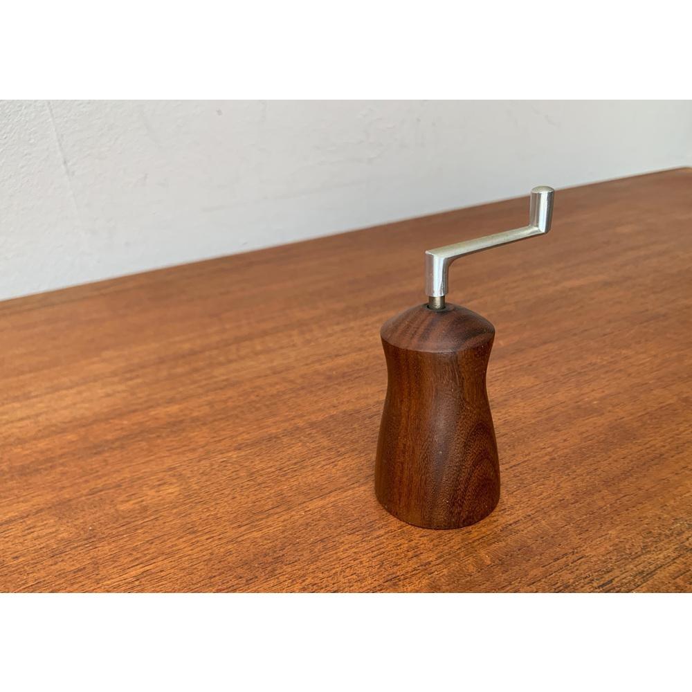Moulin à poivre en teck du milieu du siècle de Condit, années 1960, en très bon état. Conçu de 1960 à 1969 Cette pièce porte une marque d'attributionElle est tout à fait authentique 

Informations complémentaires :
Matériaux : Métal
Styles : Moderne