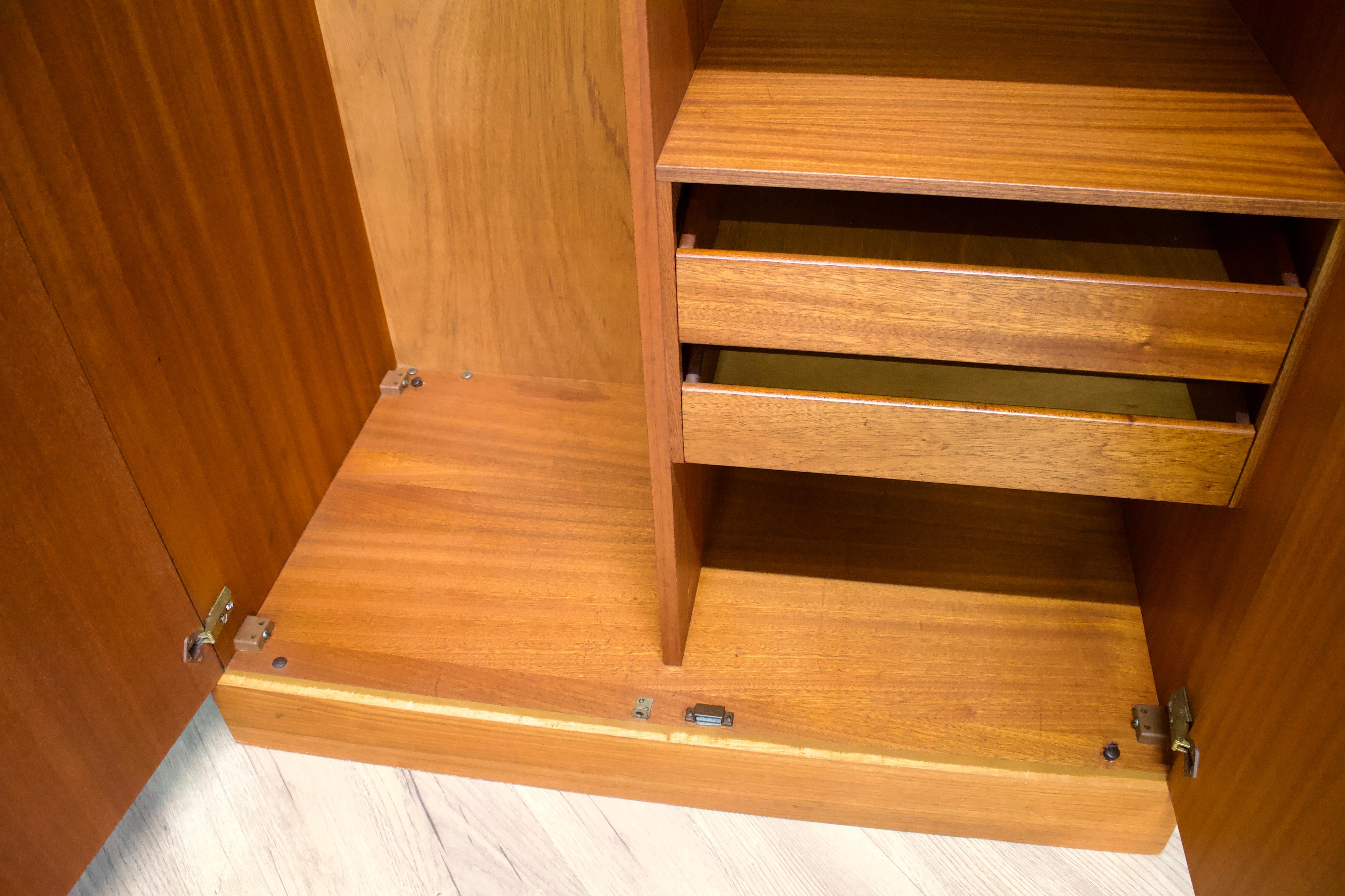 Armadio quadrilatero in teak di G-Plan, anni '1960, metà del secolo scorso in vendita 1