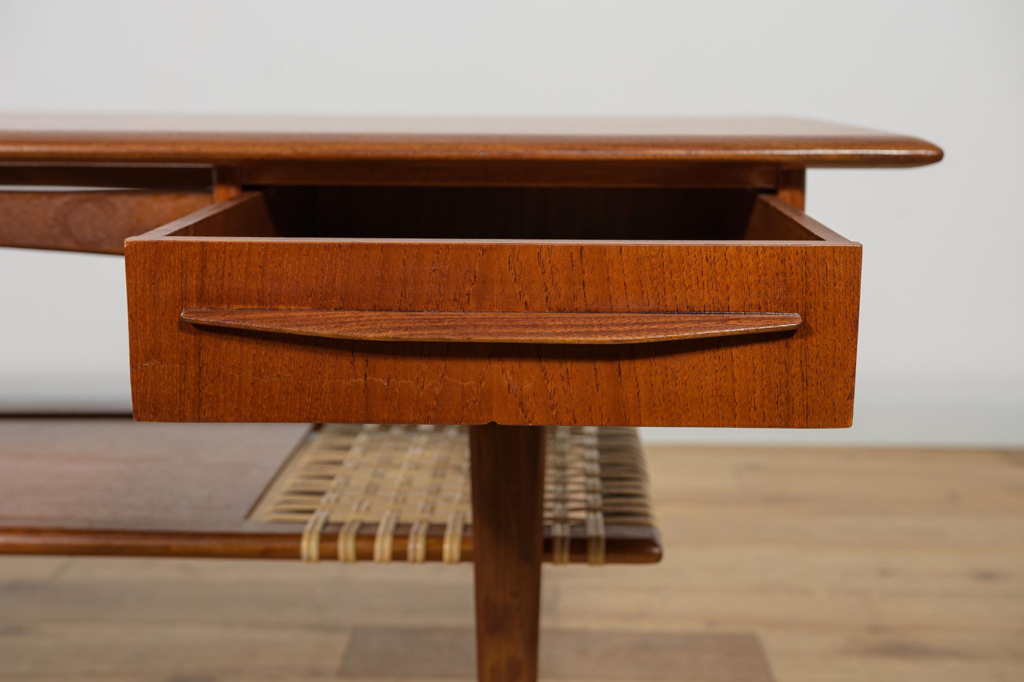 Table basse en teck et rotin du milieu du siècle, Danemark, années 1960 en vente 3