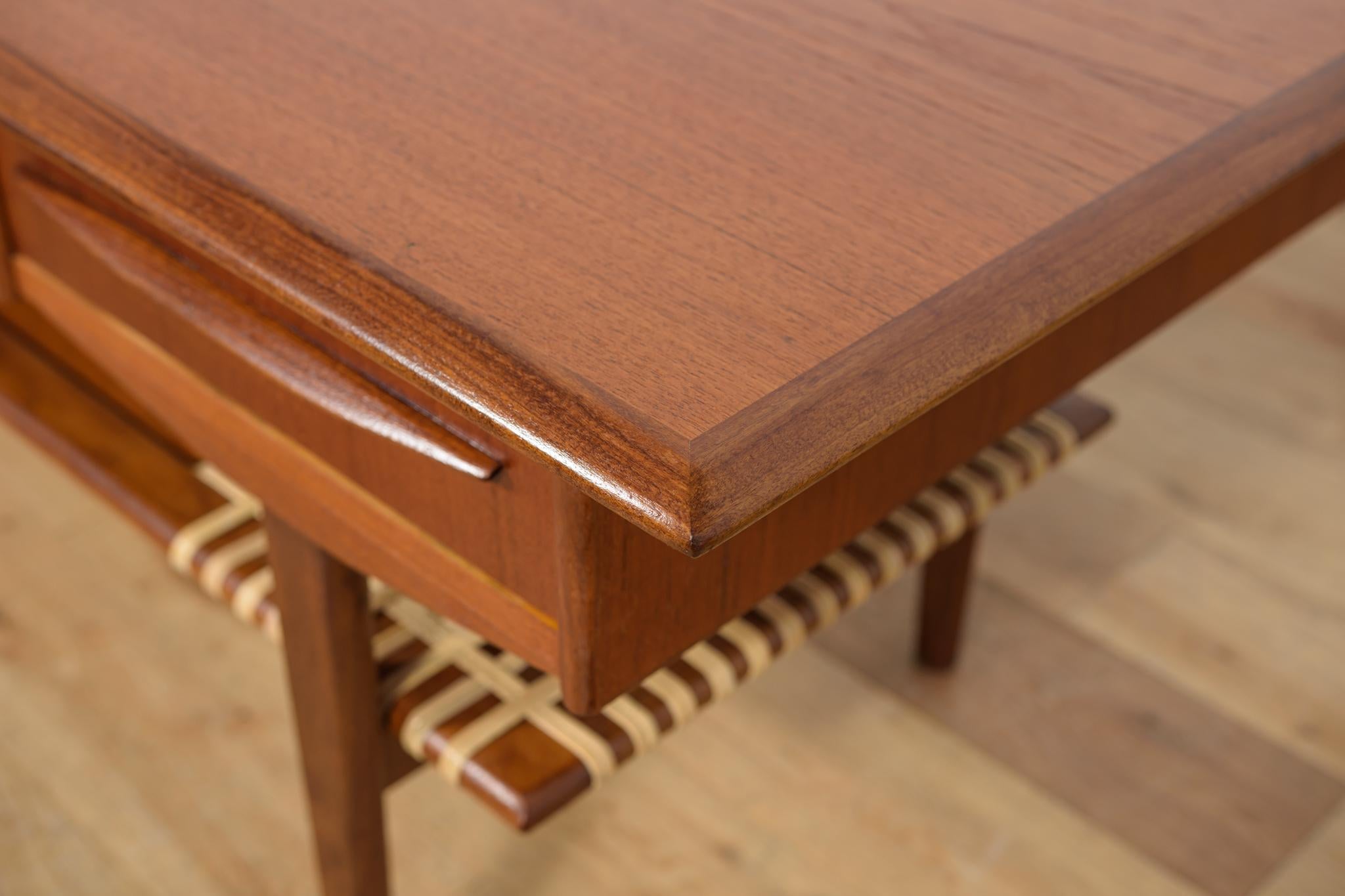 Table basse en teck et rotin du milieu du siècle, Danemark, années 1960 en vente 8
