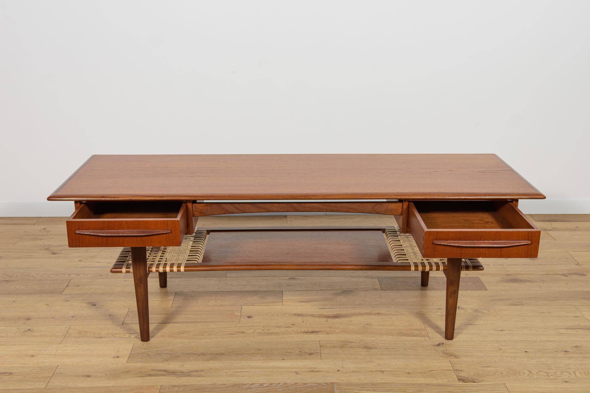 Travail du bois Table basse en teck et rotin du milieu du siècle, Danemark, années 1960 en vente