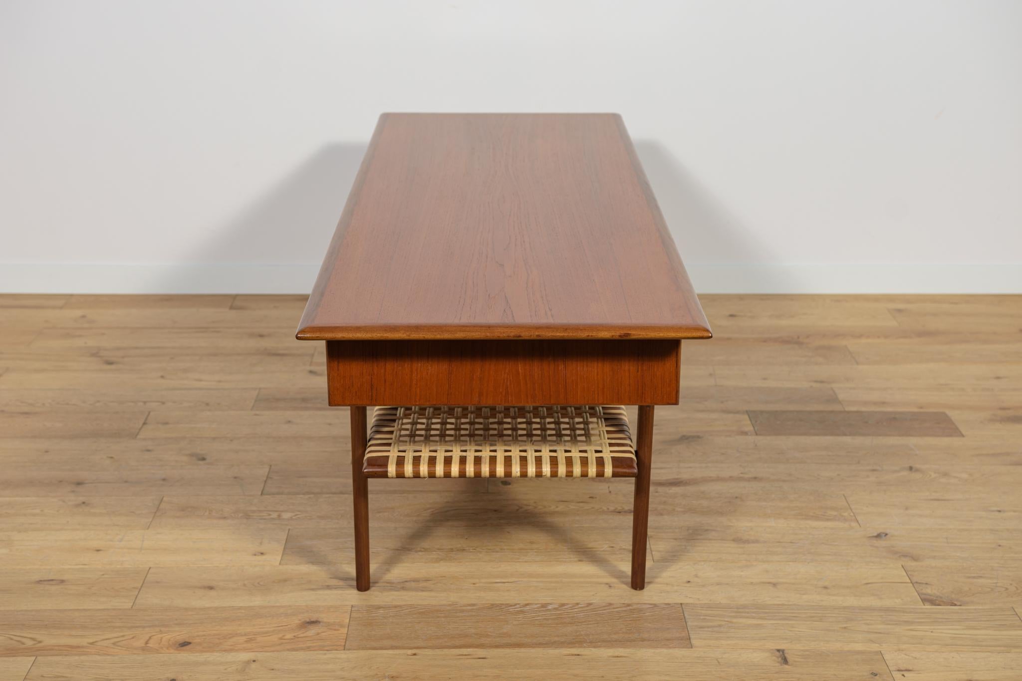 Table basse en teck et rotin du milieu du siècle, Danemark, années 1960 en vente 1