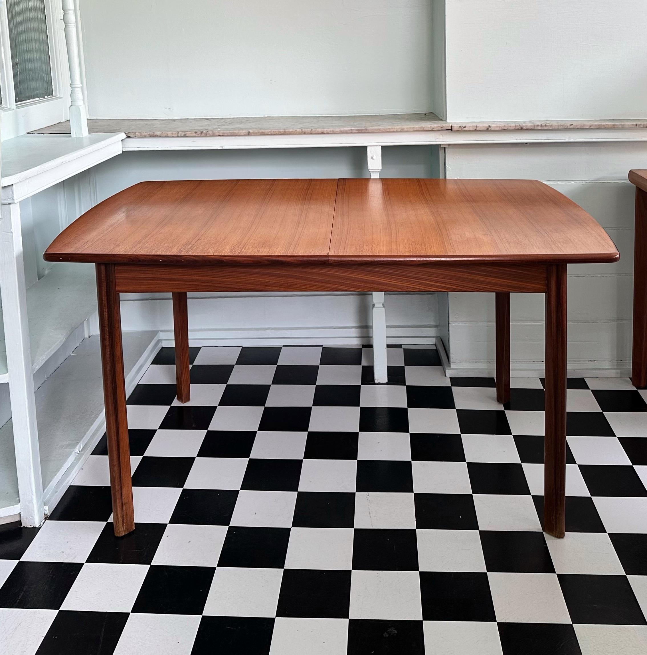 Mid-Century Modern Table de salle à manger rectangulaire extensible en teck du milieu du siècle en vente