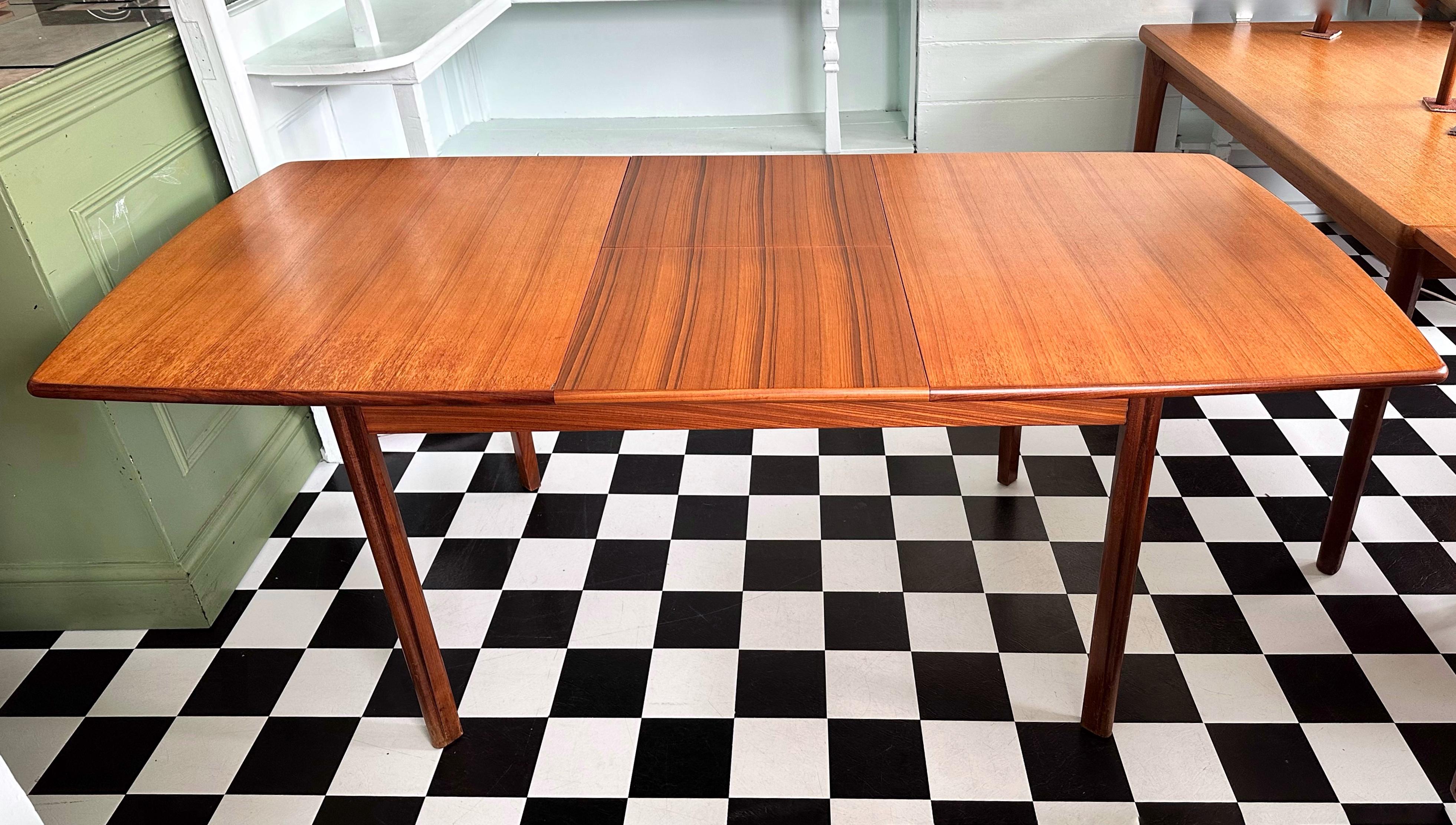 Britannique Table de salle à manger rectangulaire extensible en teck du milieu du siècle en vente