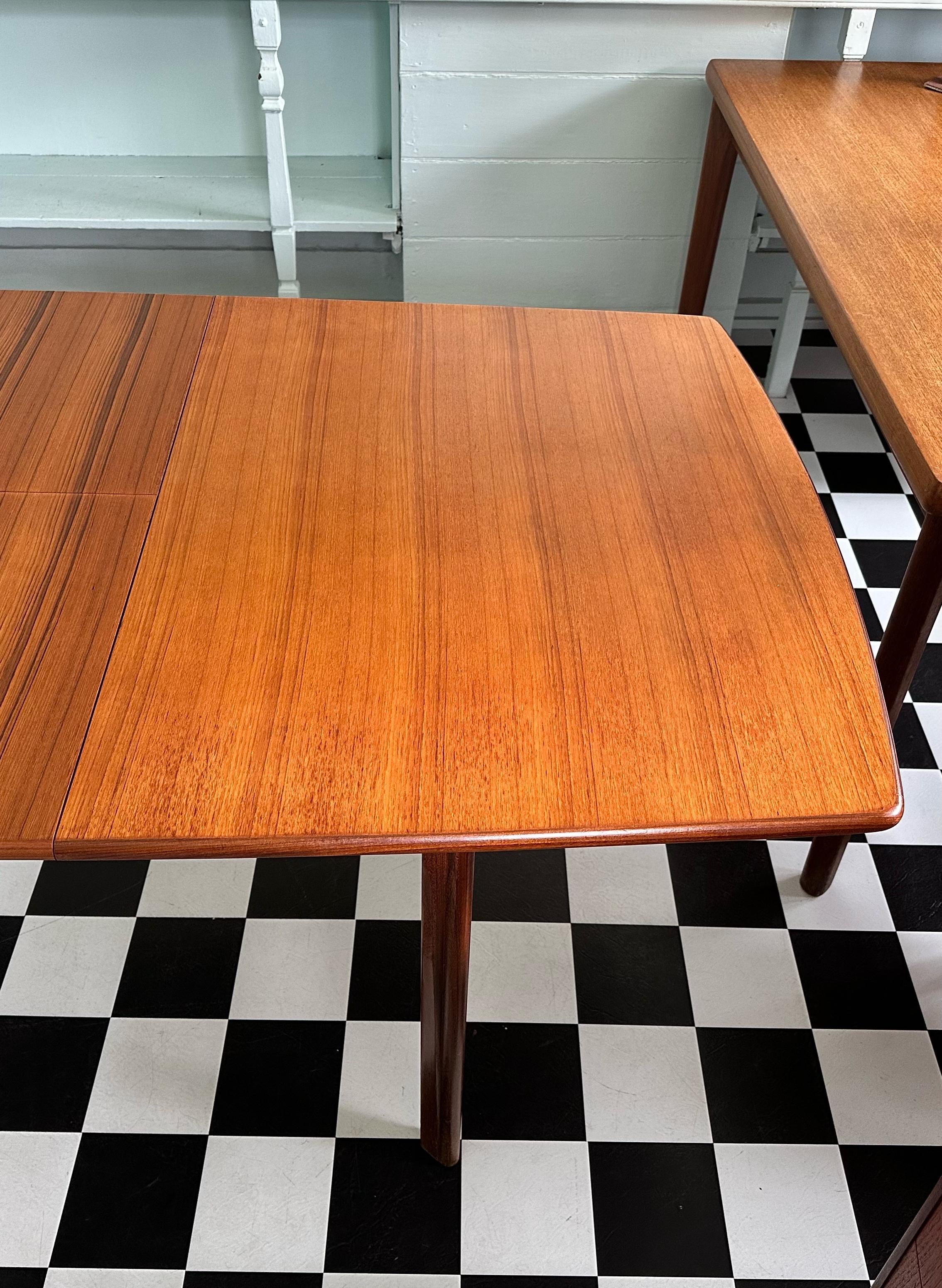Mid Century Teak Rectangular Extendable Dining Table In Good Condition For Sale In London, GB