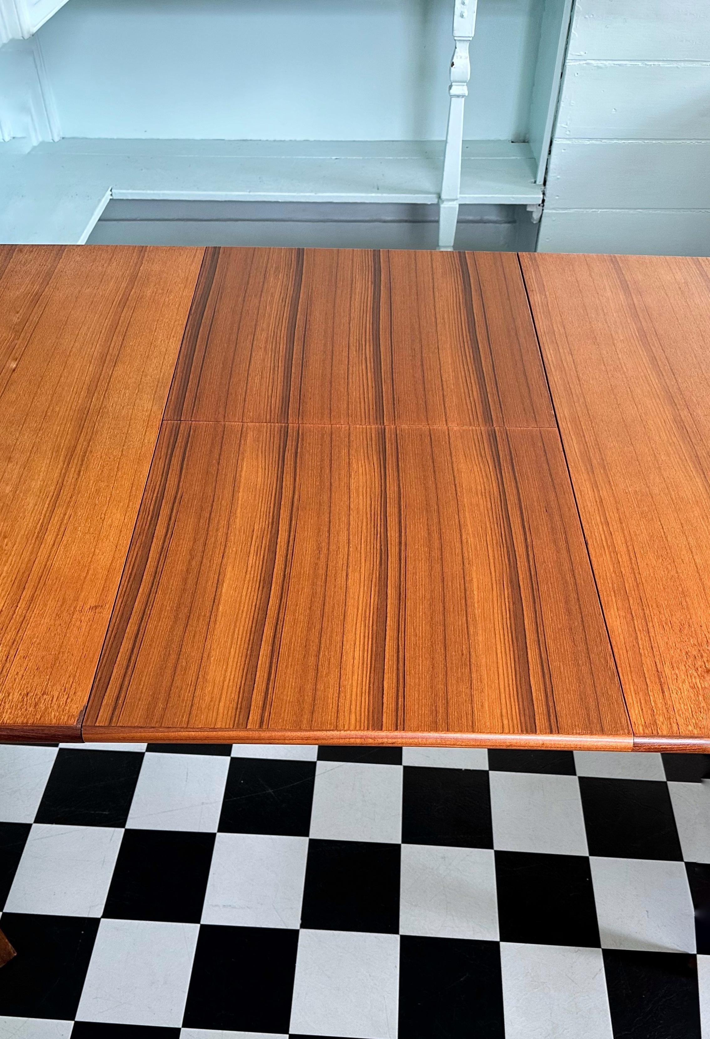 20ième siècle Table de salle à manger rectangulaire extensible en teck du milieu du siècle en vente