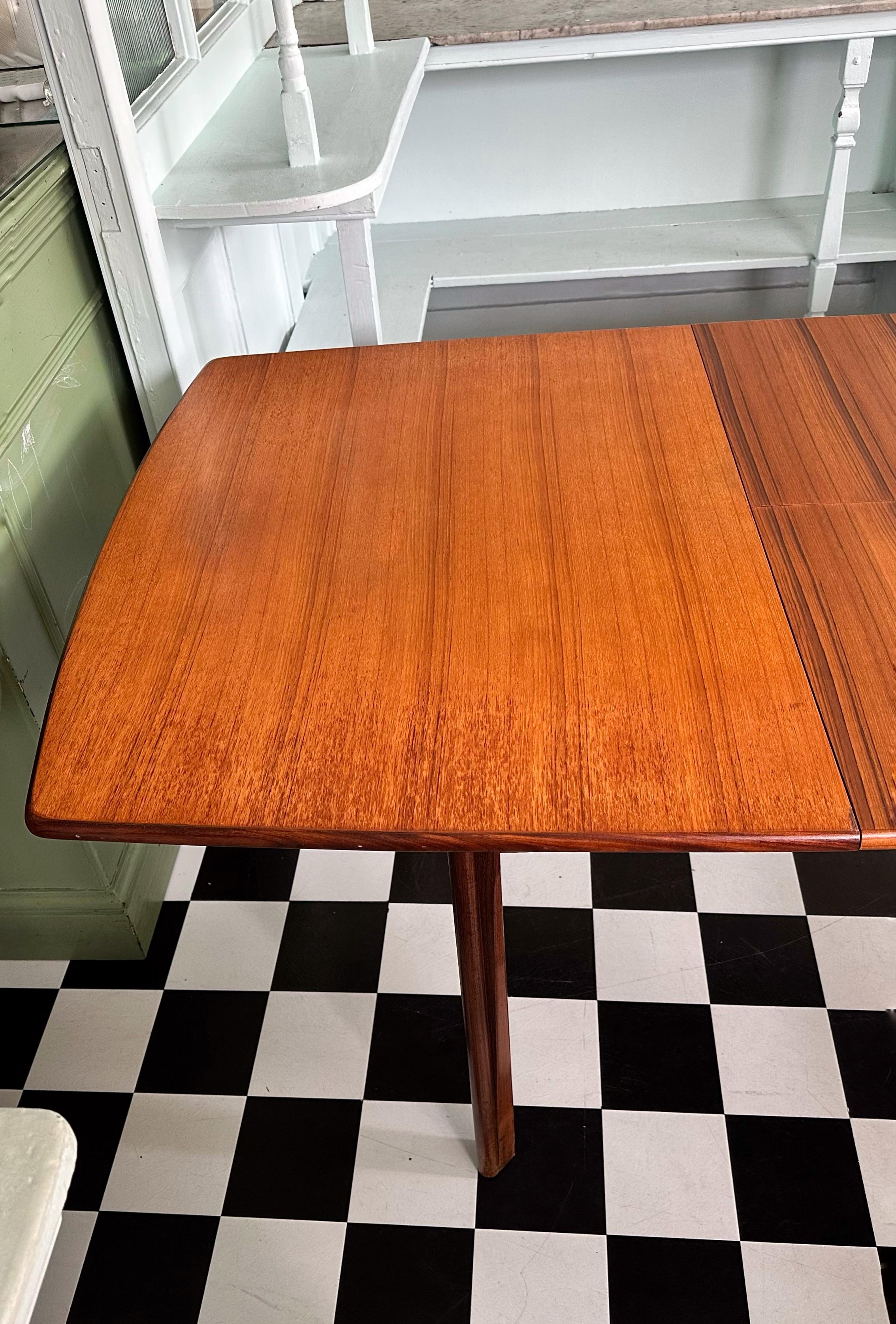 Teck Table de salle à manger rectangulaire extensible en teck du milieu du siècle en vente