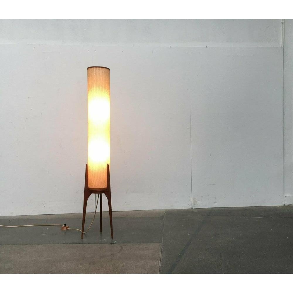 Elegante razzo di metà secolo.

Questa lampada a stelo convince per i suoi dettagli in filigrana e la sua speciale materialità. L'esecuzione del piede è particolarmente accattivante. Le tre gambe vengono sollevate sopra la piastra di base e