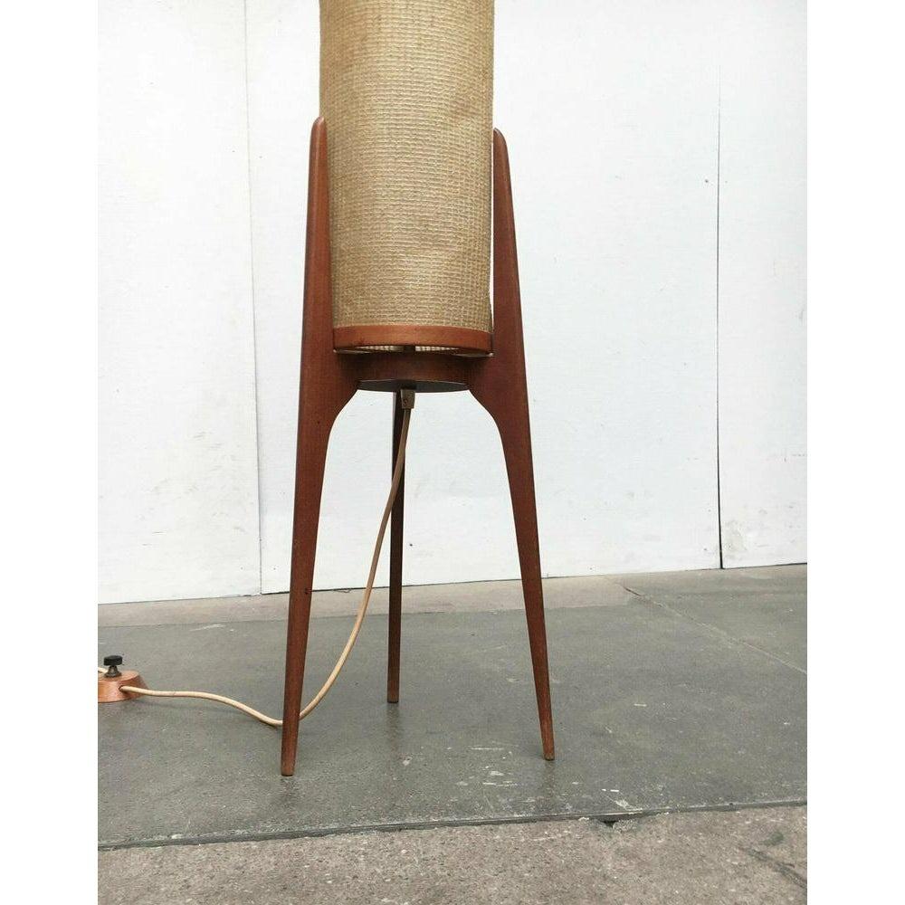 Mid-Century moderno Lampada da terra a treppiede Rocket in teak di metà secolo, anni '60 in vendita