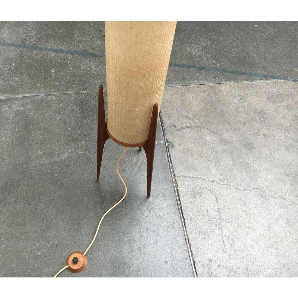 Tedesco Lampada da terra a treppiede Rocket in teak di metà secolo, anni '60 in vendita