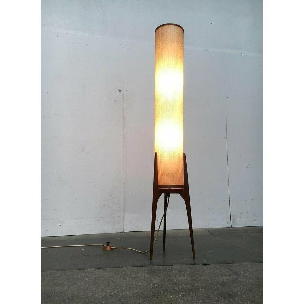 Lampada da terra a treppiede Rocket in teak di metà secolo, anni '60 In condizioni ottime in vendita a Hamburg, DE