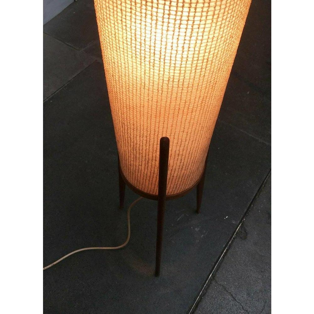Plastica Lampada da terra a treppiede Rocket in teak di metà secolo, anni '60 in vendita