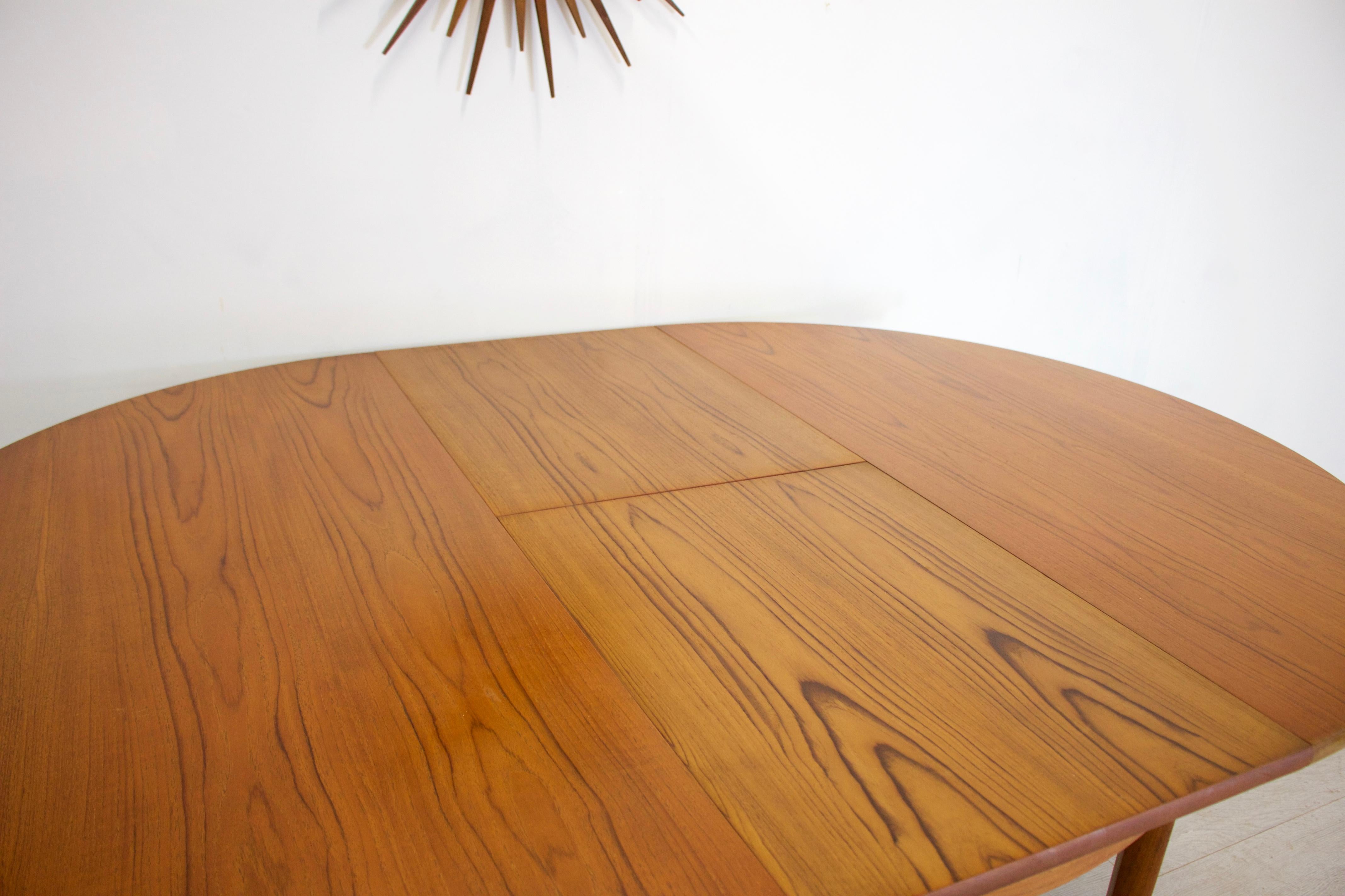 Veneer Midcentury Teak Round Extendable Dining Table from Nathan, 1960s