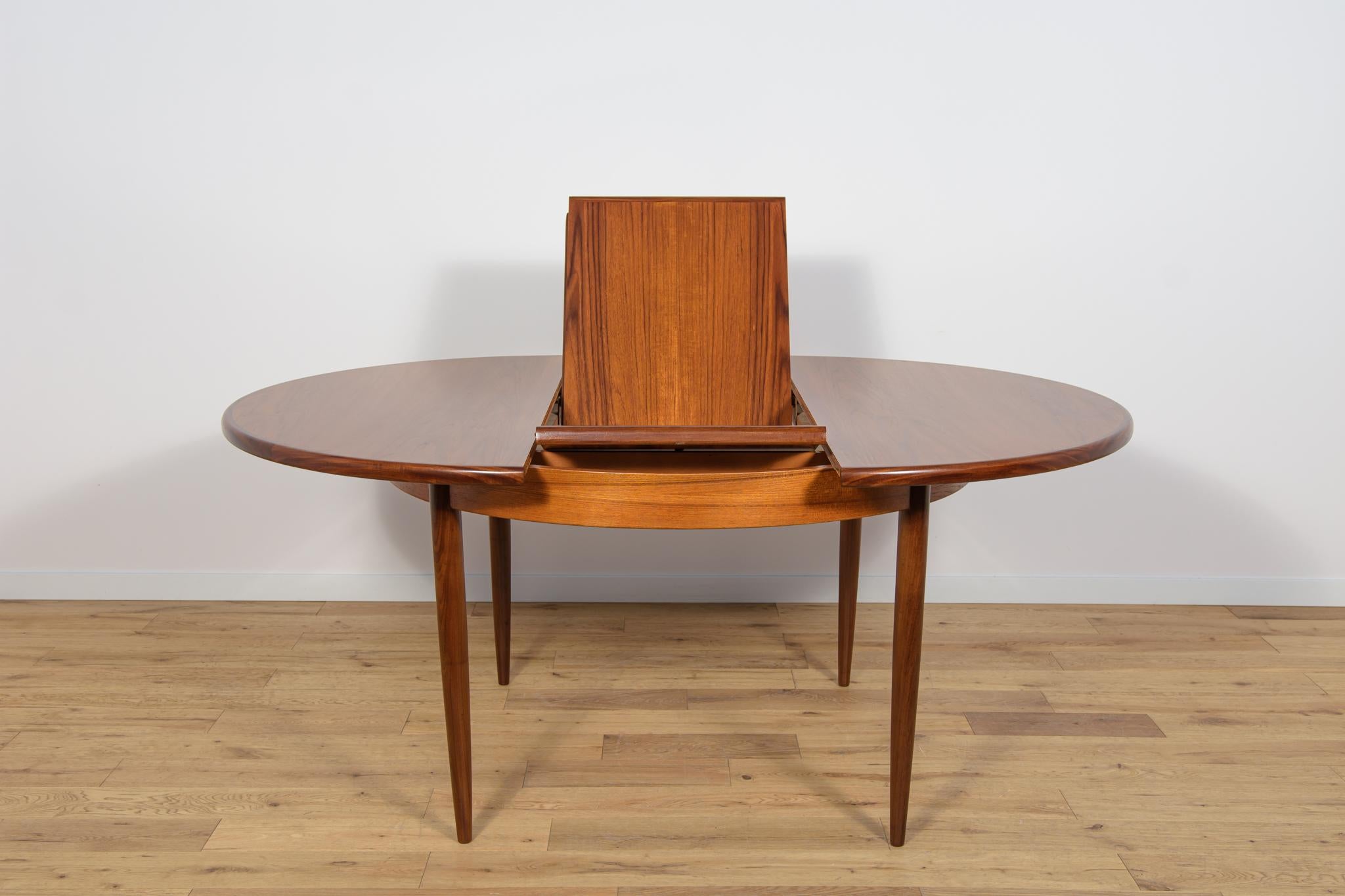 Mid-Century Teak Round Fresco Dining Table from G-Plan, United Knigdom, 1960s In Excellent Condition For Sale In GNIEZNO, 30