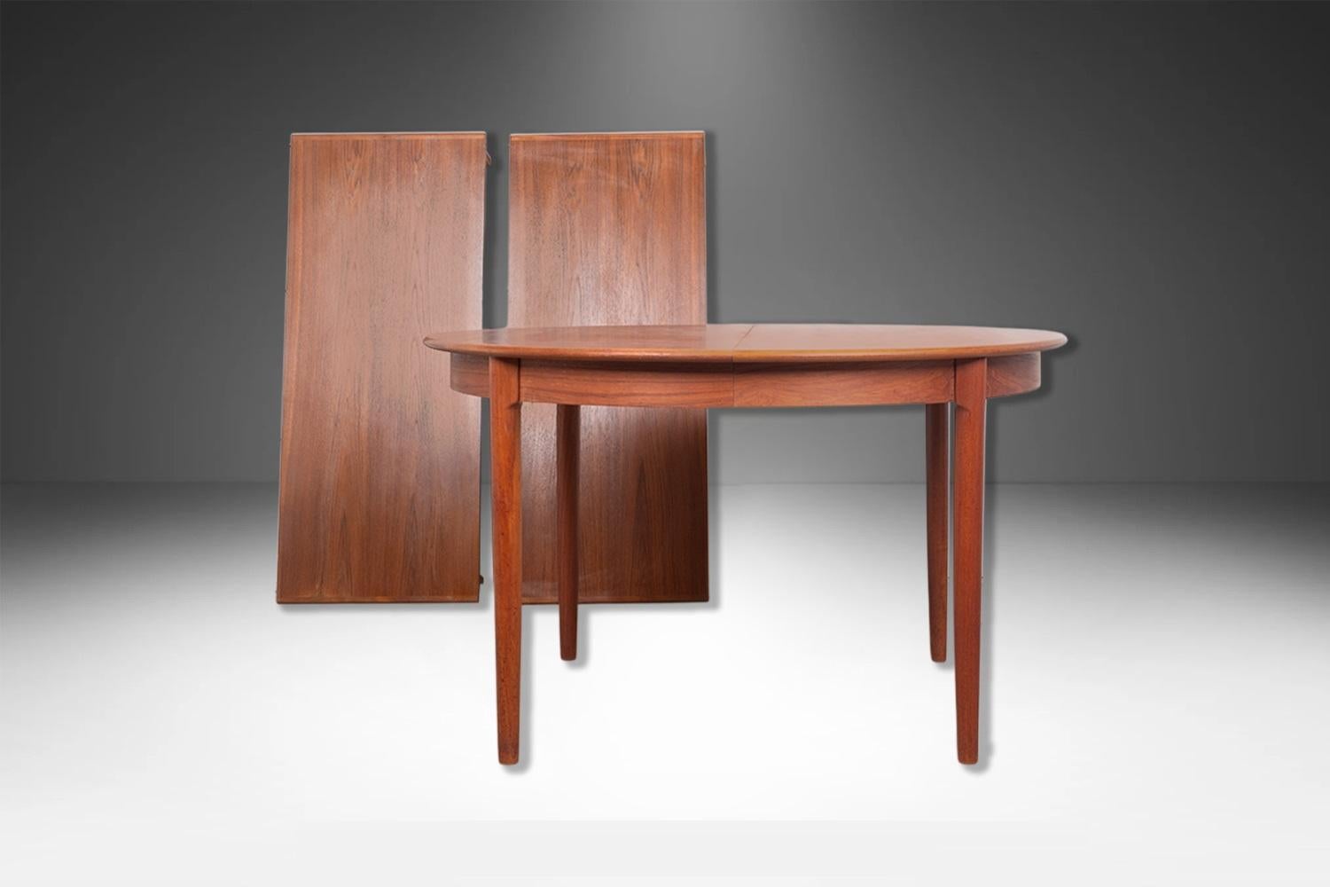 Schöner Mid-Century Modern ausziehbarer runder bis ovaler Teak-Esstisch. Mit reichlich glänzendem Teakholz, schöner Maserung und glatten, klaren Linien, die für das klassische dänische Design charakteristisch sind. Der Zustand ist durchweg
