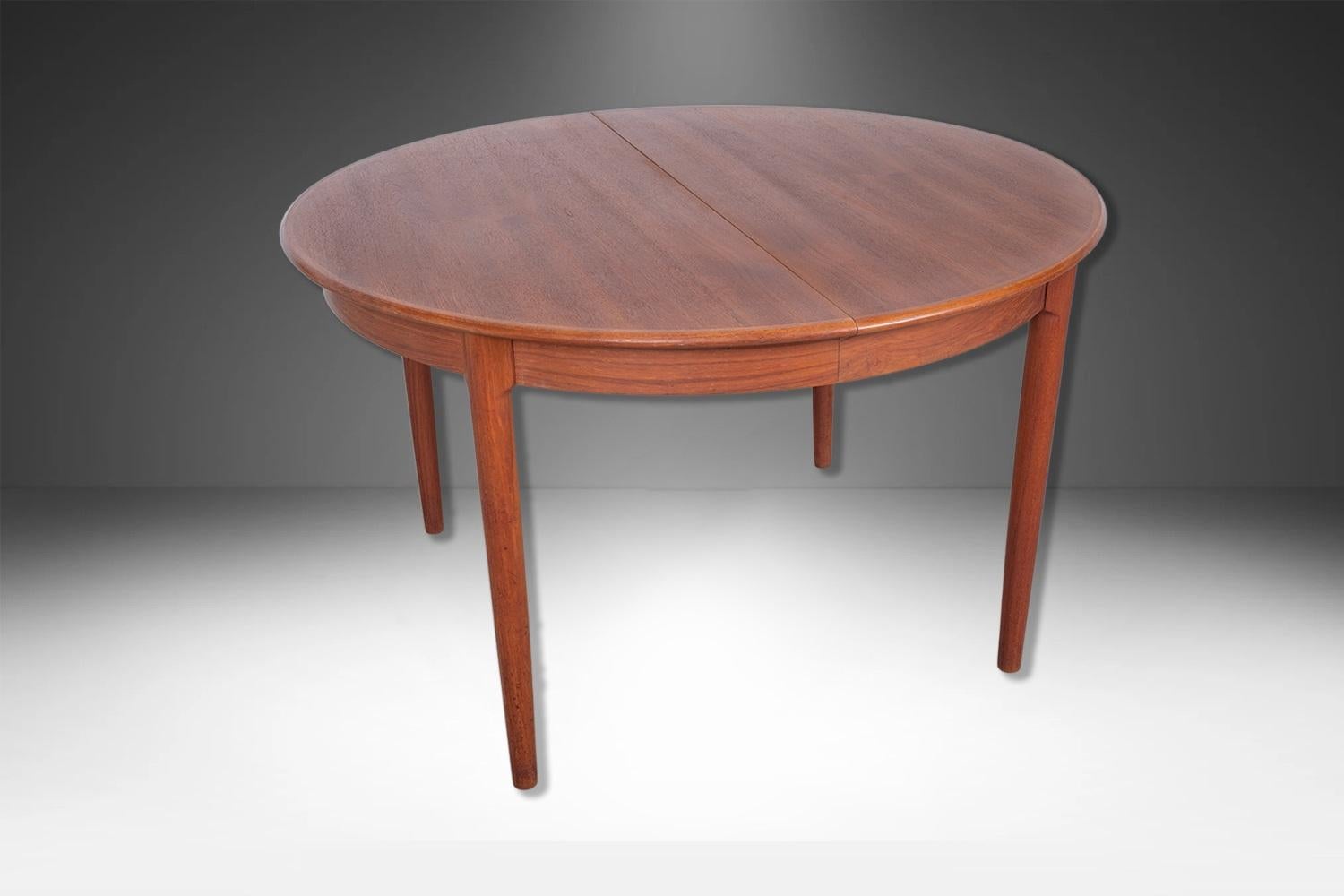 Mid-Century Teak Rund Oval Ausziehbarer Esstisch (Moderne der Mitte des Jahrhunderts) im Angebot