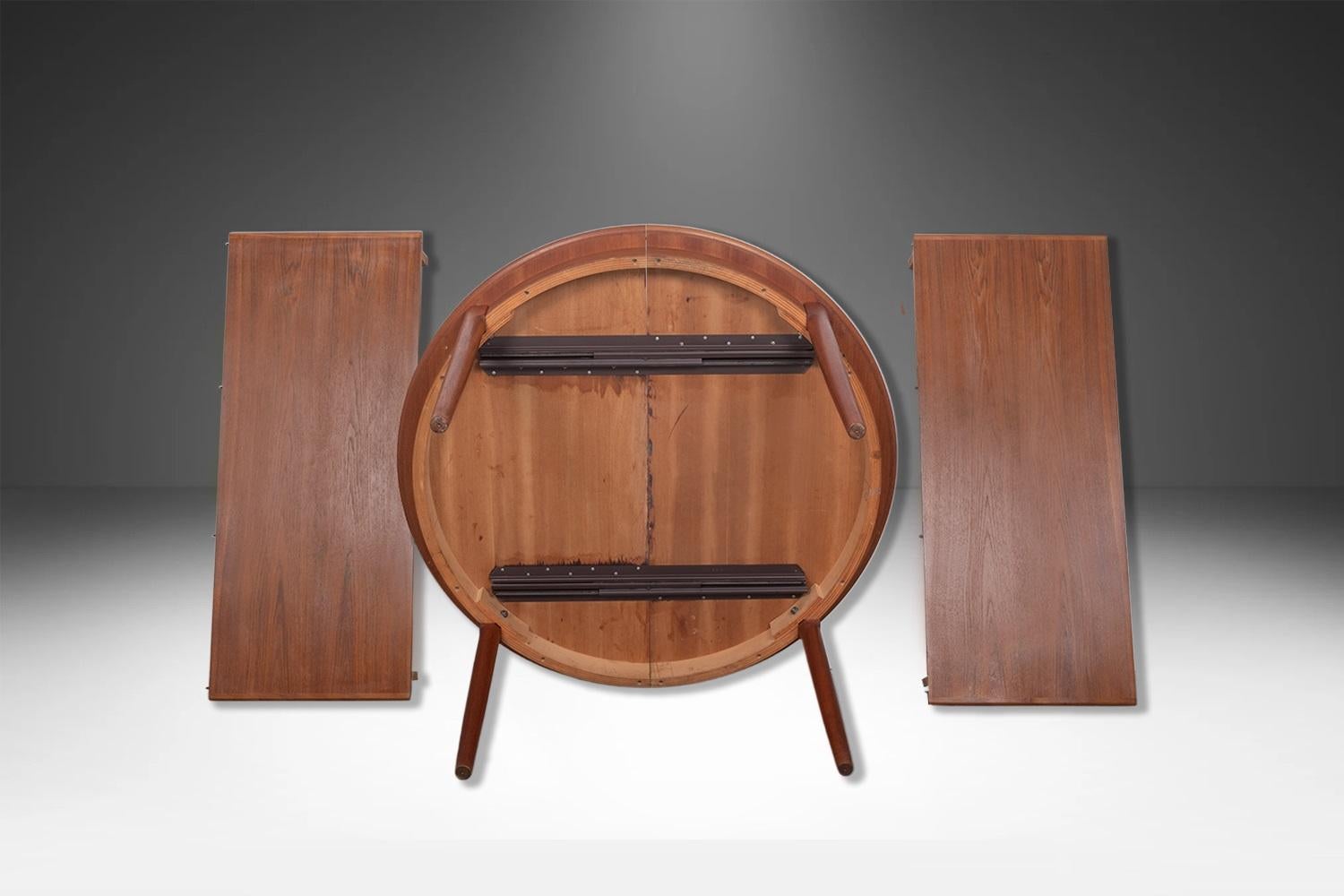 Mid-Century Teak Rund Oval Ausziehbarer Esstisch (amerikanisch) im Angebot