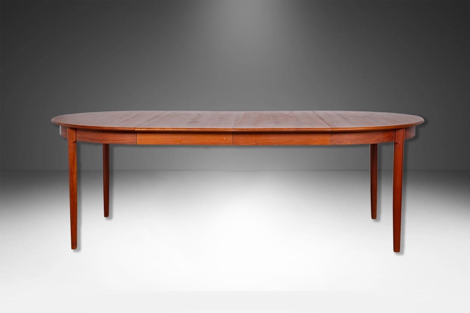Mid-Century Teak Rund Oval Ausziehbarer Esstisch (Teakholz) im Angebot