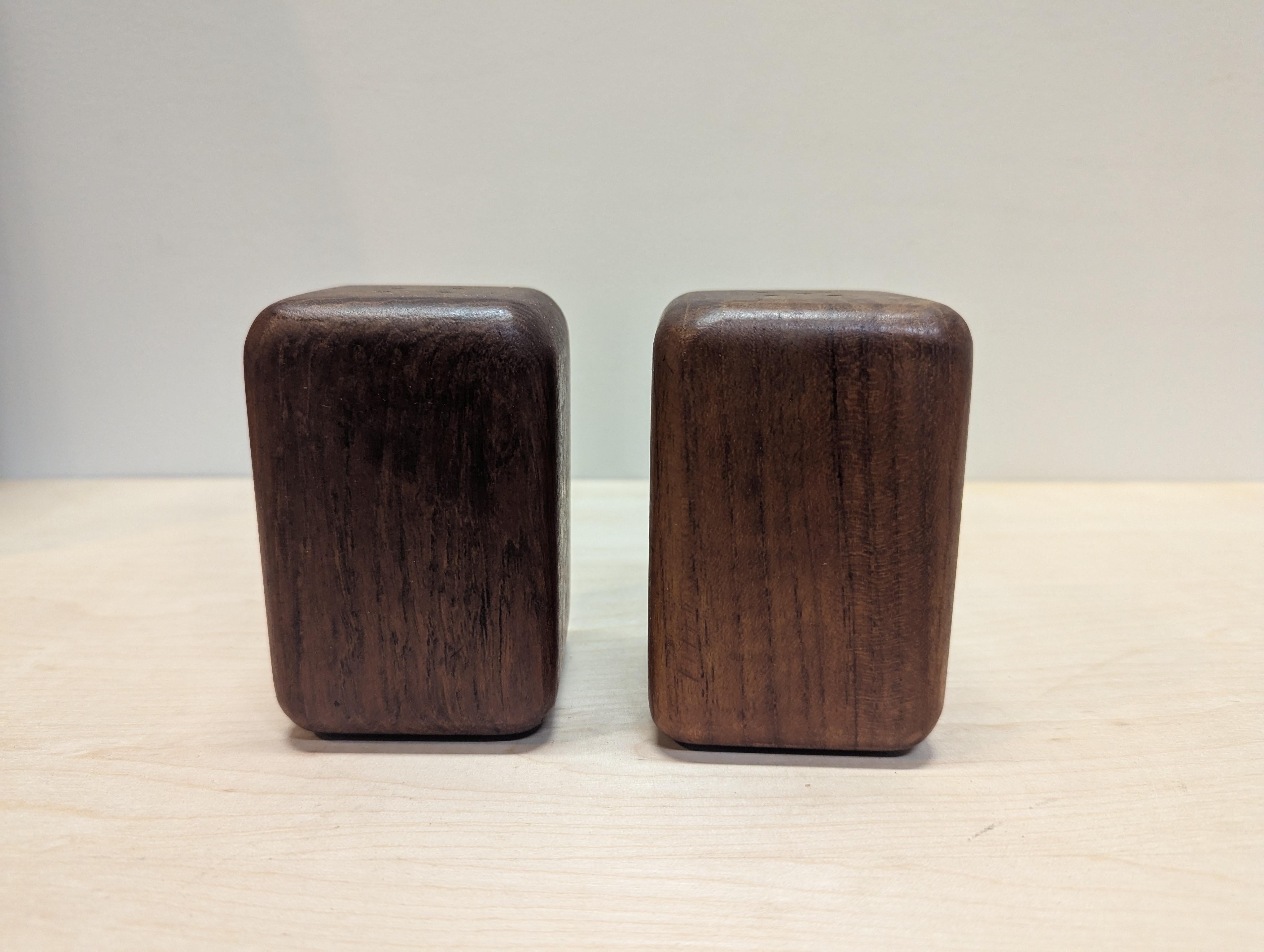 Mid Century Teakholz Salz Pfeffer, Tablett, Handtuch Set (Moderne der Mitte des Jahrhunderts) im Angebot