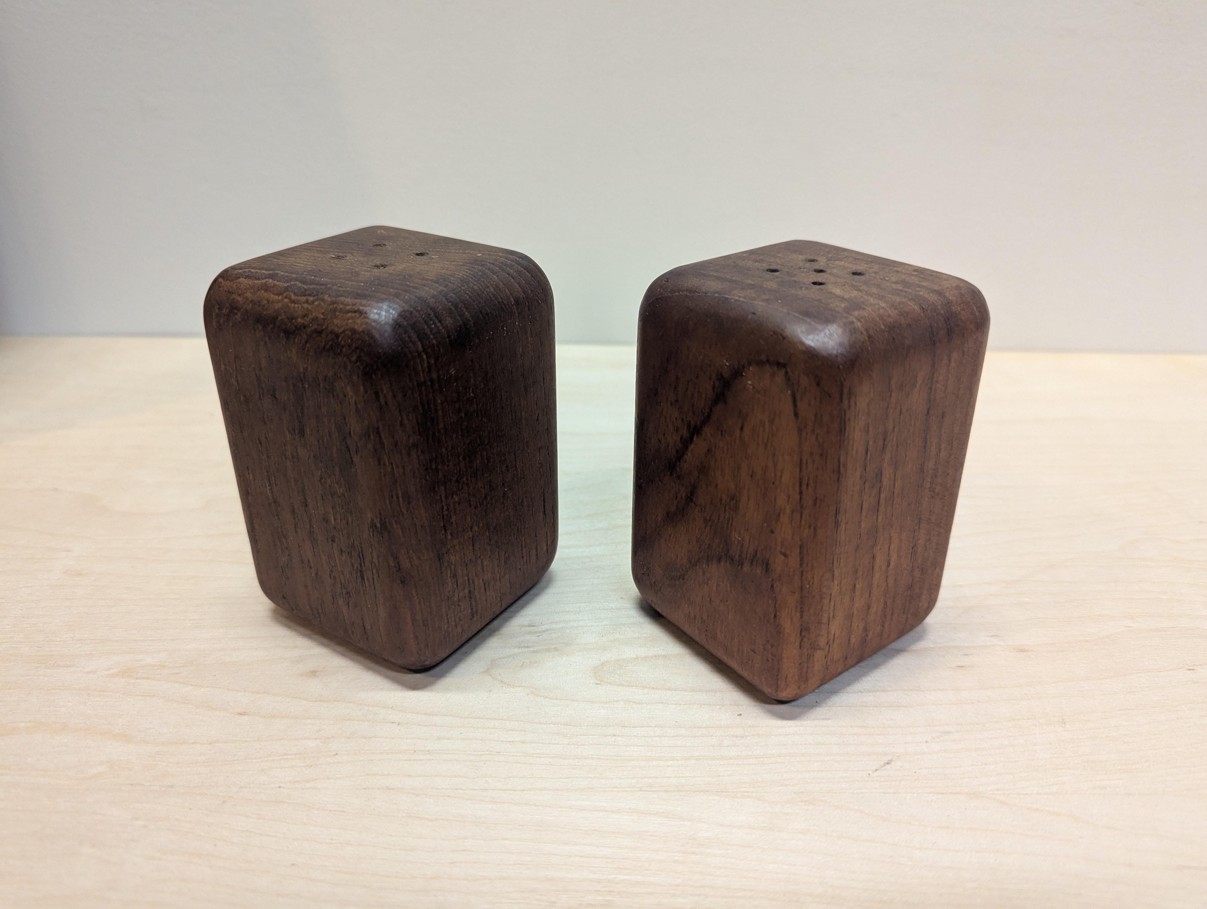 Mid Century Teakholz Salz Pfeffer, Tablett, Handtuch Set im Zustand „Gut“ im Angebot in New York, NY