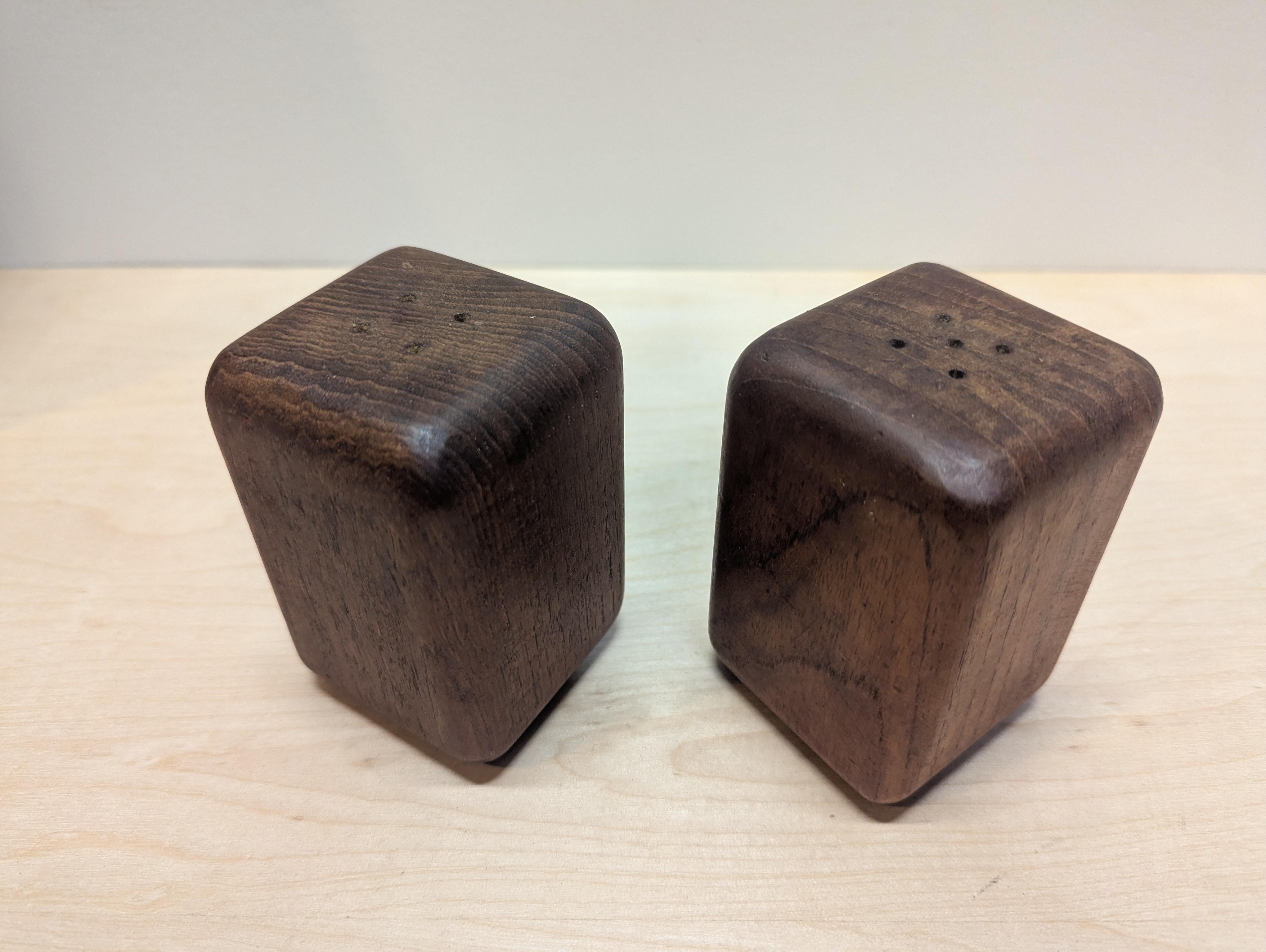 Mid Century Teakholz Salz Pfeffer, Tablett, Handtuch Set (Ende des 20. Jahrhunderts) im Angebot