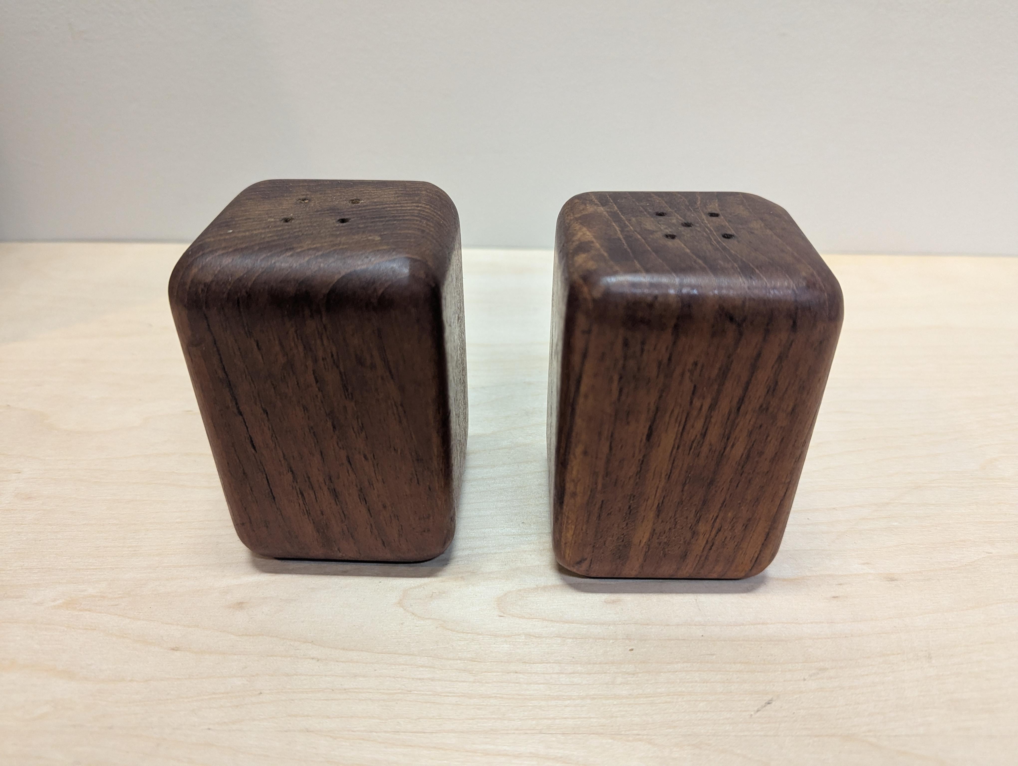 Mid Century Teakholz Salz Pfeffer, Tablett, Handtuch Set im Angebot 1