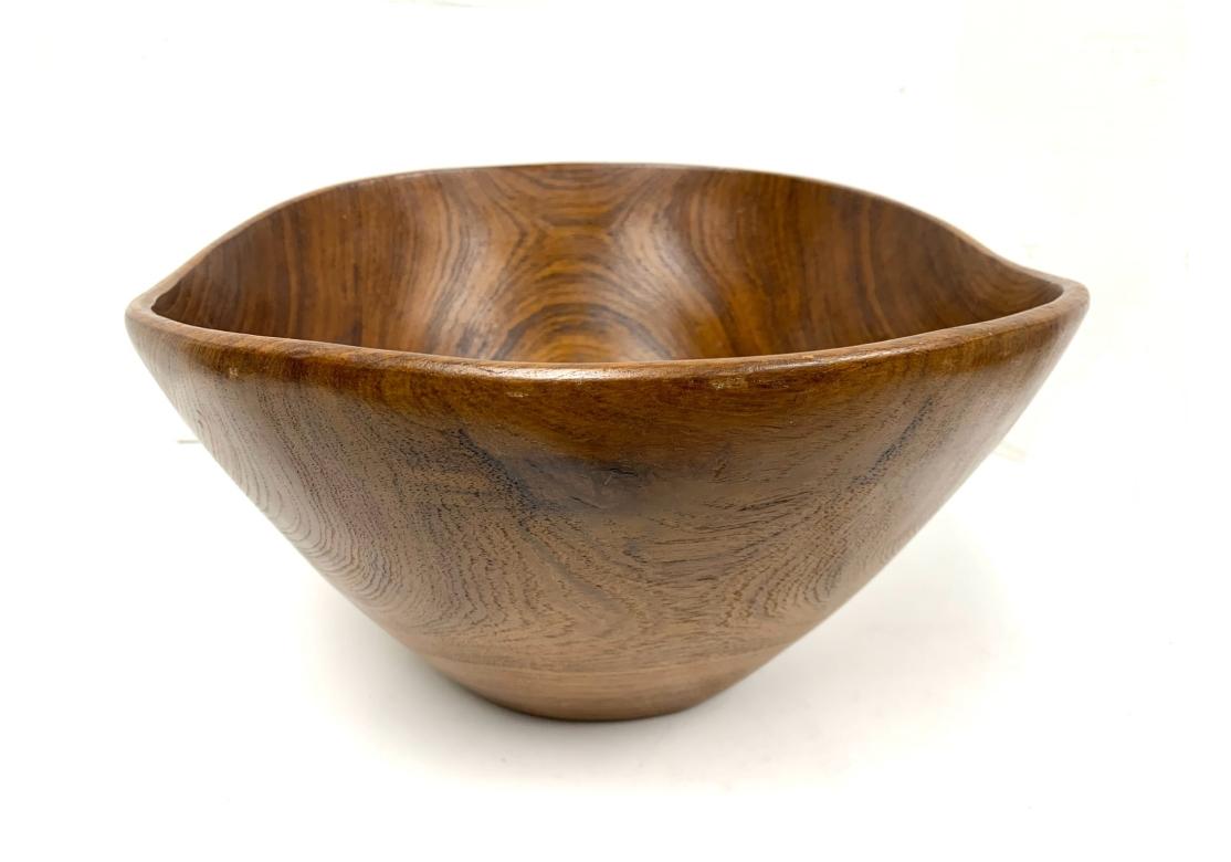 Grand bol décoratif en teck tourné avec une forme amorphe fine dans un poli satiné. Console en teck à bord festonné.

Dimensions : 14 3/4