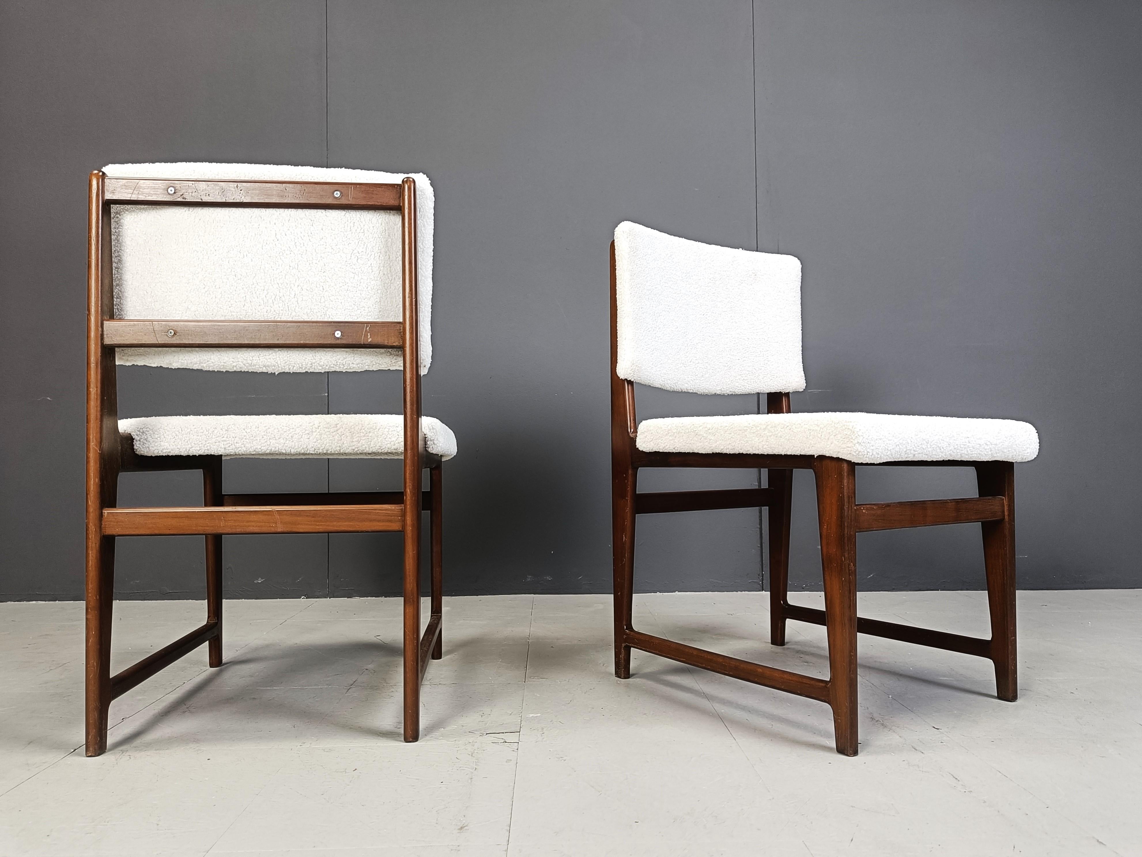 Sedie da pranzo in legno di teak del metà del secolo scorso con  sedute e schienali imbottiti in bouclé bianco.

Sedie senza tempo della metà del secolo scorso con un tessuto piacevole e accogliente.

Ottime condizioni

Dimensioni: 
Altezza: 84