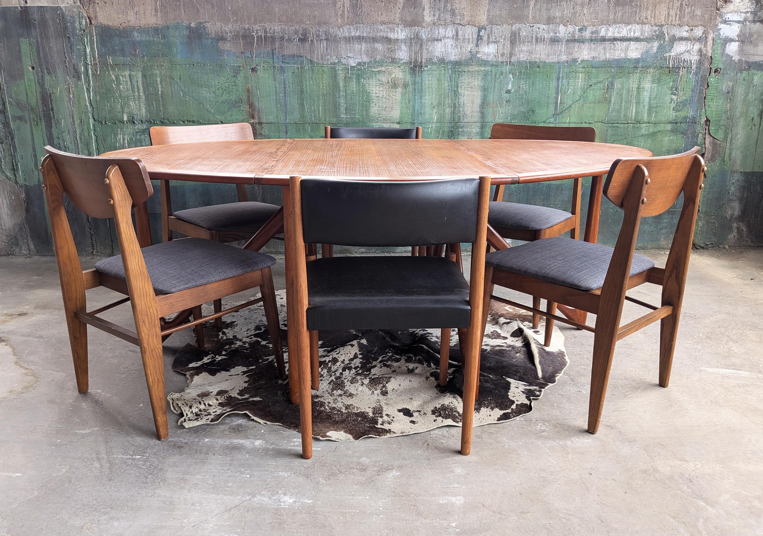 Preciosa mesa de comedor escandinava de teca maciza con pata de portón y hoja abatible, diseñada por Niels Koefoed, Dinamarca, años 60. Teca maciza.

Tiene 6 cómodos asientos cuando está extendida. Puede utilizarse con 1 o ambas hojas, o guardarse