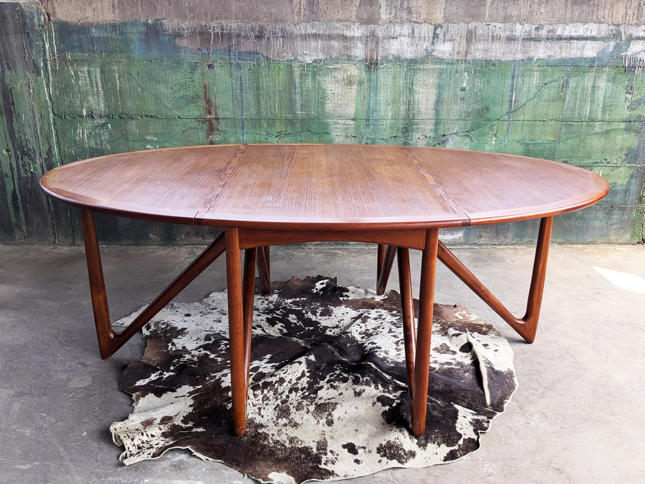 Magnifique table de salle à manger scandinave en teck massif à pied en porte-à-faux, conçue par Niels Koefoed, Danemark, années 1960. Teck massif.

Six personnes peuvent s'asseoir confortablement lorsqu'elles sont déployées. Peut être utilisé avec